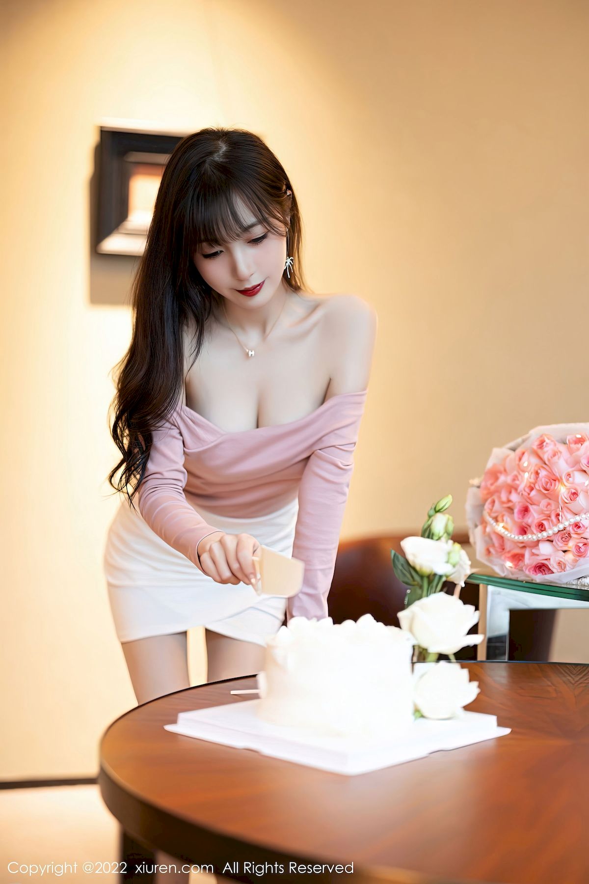 [秀人XiuRen] No.5934 模特林星阑 – 浅紫色上衣+白色短裙性感写真