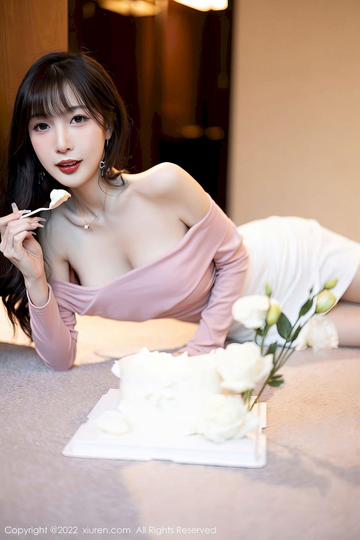 [秀人XiuRen] No.5934 模特林星阑 – 浅紫色上衣+白色短裙性感写真
