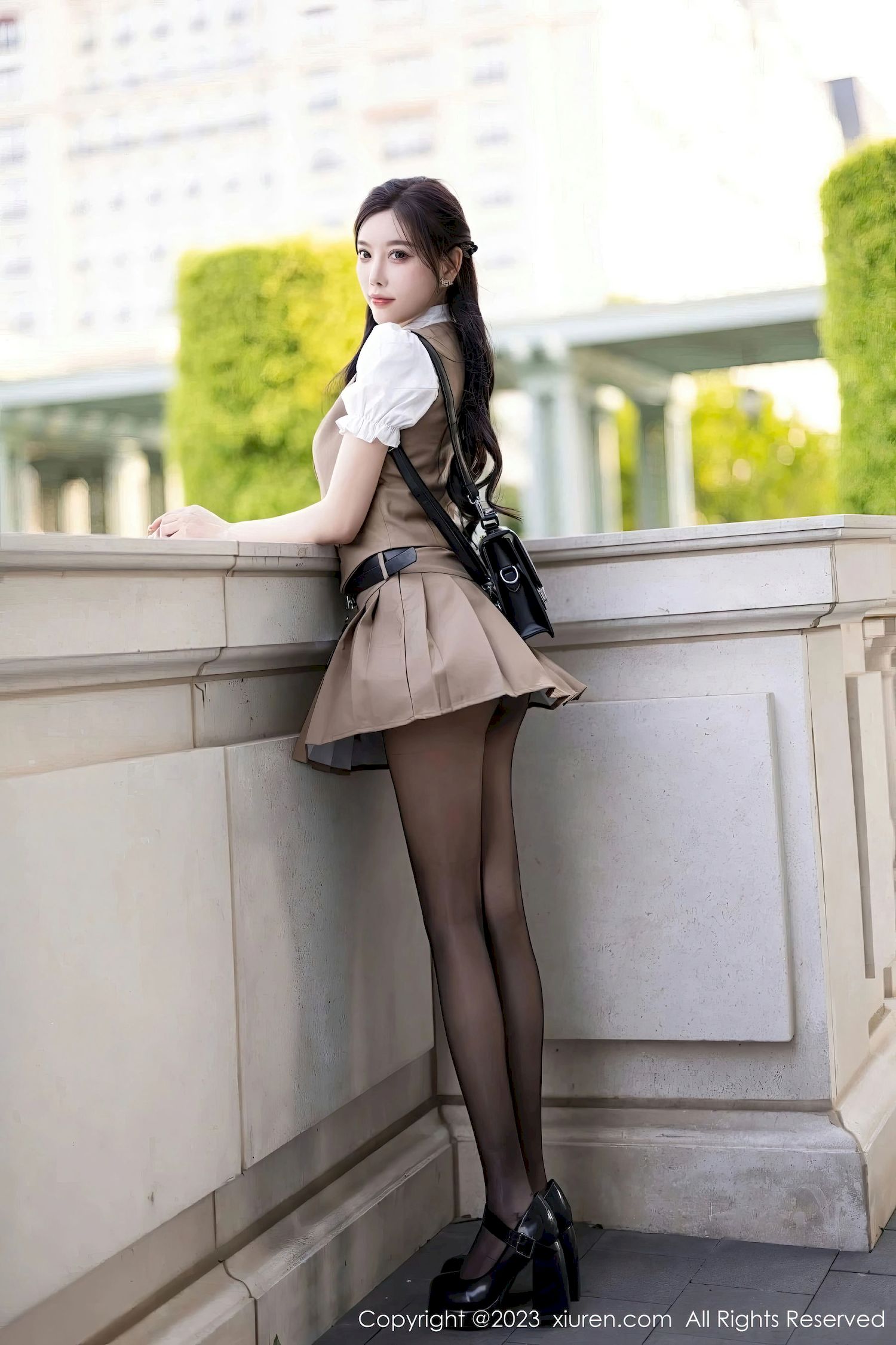 [XiuRen秀人网] No.7202 杨晨晨Yome – 杏色上衣+魅惑黑丝安吉旅拍