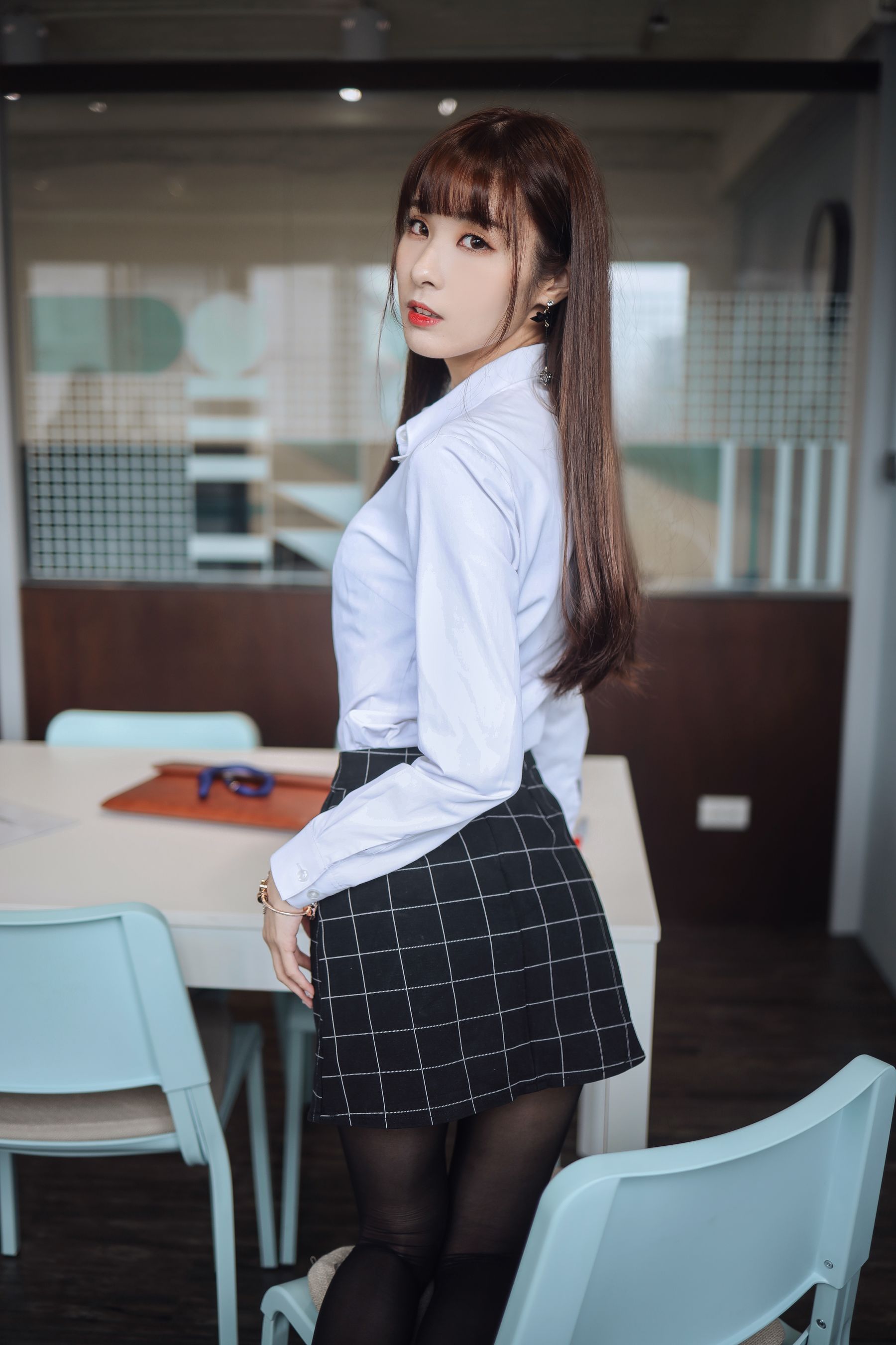 阳光美女泥泥汝黑丝美腿搭配职场OL白领主题写真 – 美女 –