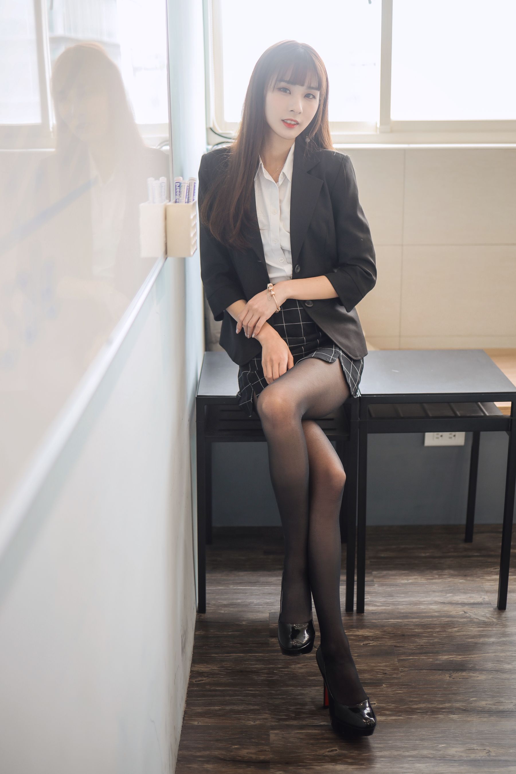 阳光美女泥泥汝黑丝美腿搭配职场OL白领主题写真 – 美女 –
