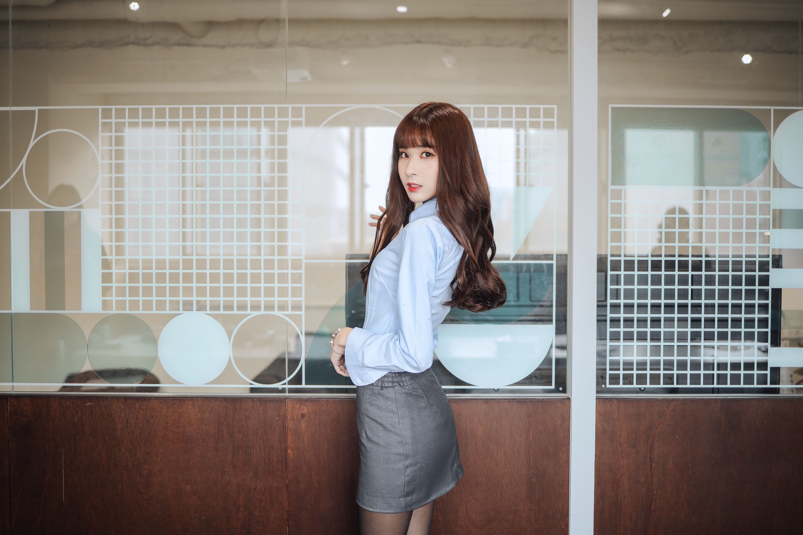 阳光美女泥泥汝黑丝美腿搭配职场OL白领主题写真 – 美女 –