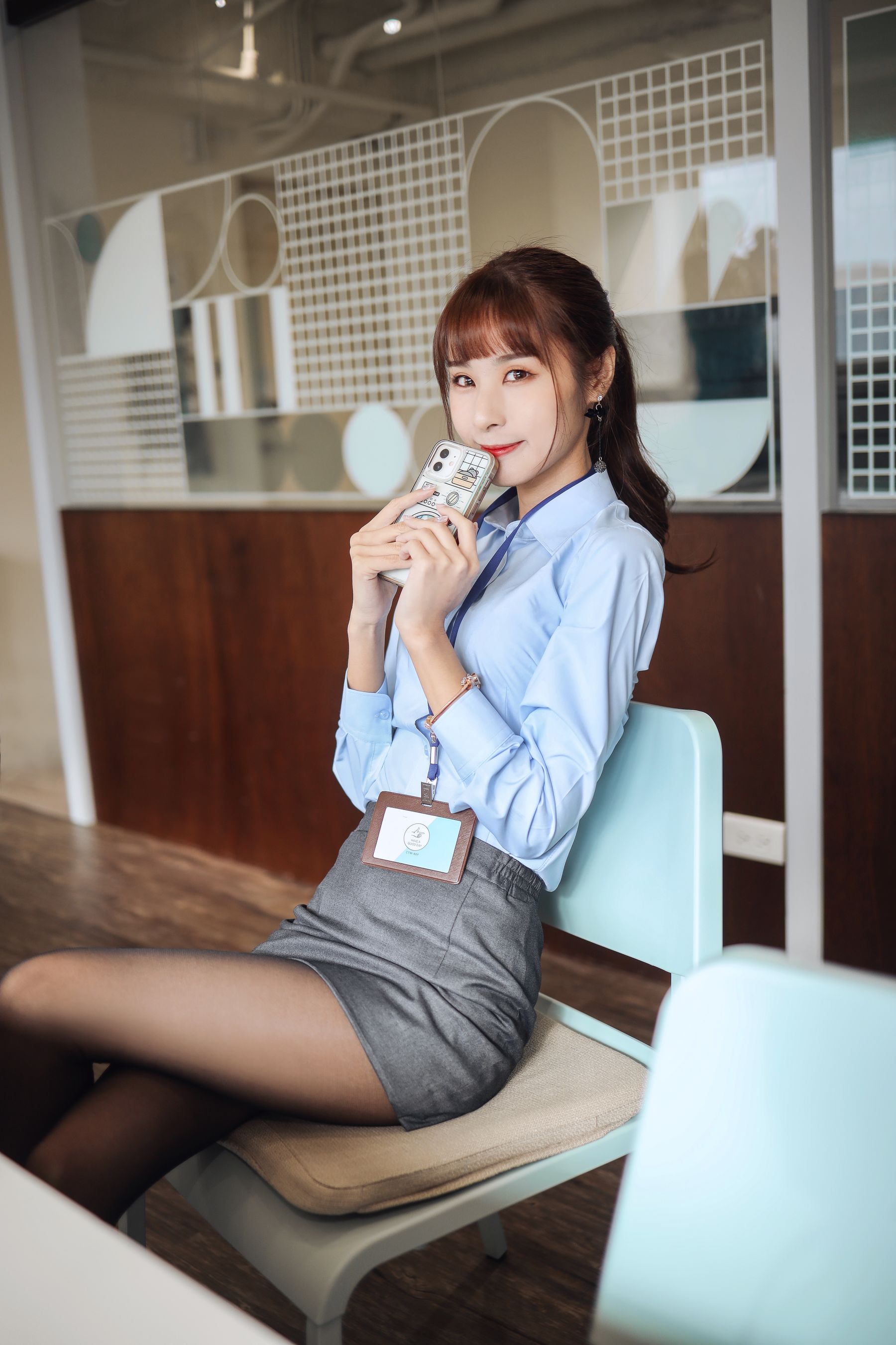 阳光美女泥泥汝黑丝美腿搭配职场OL白领主题写真 – 美女 –