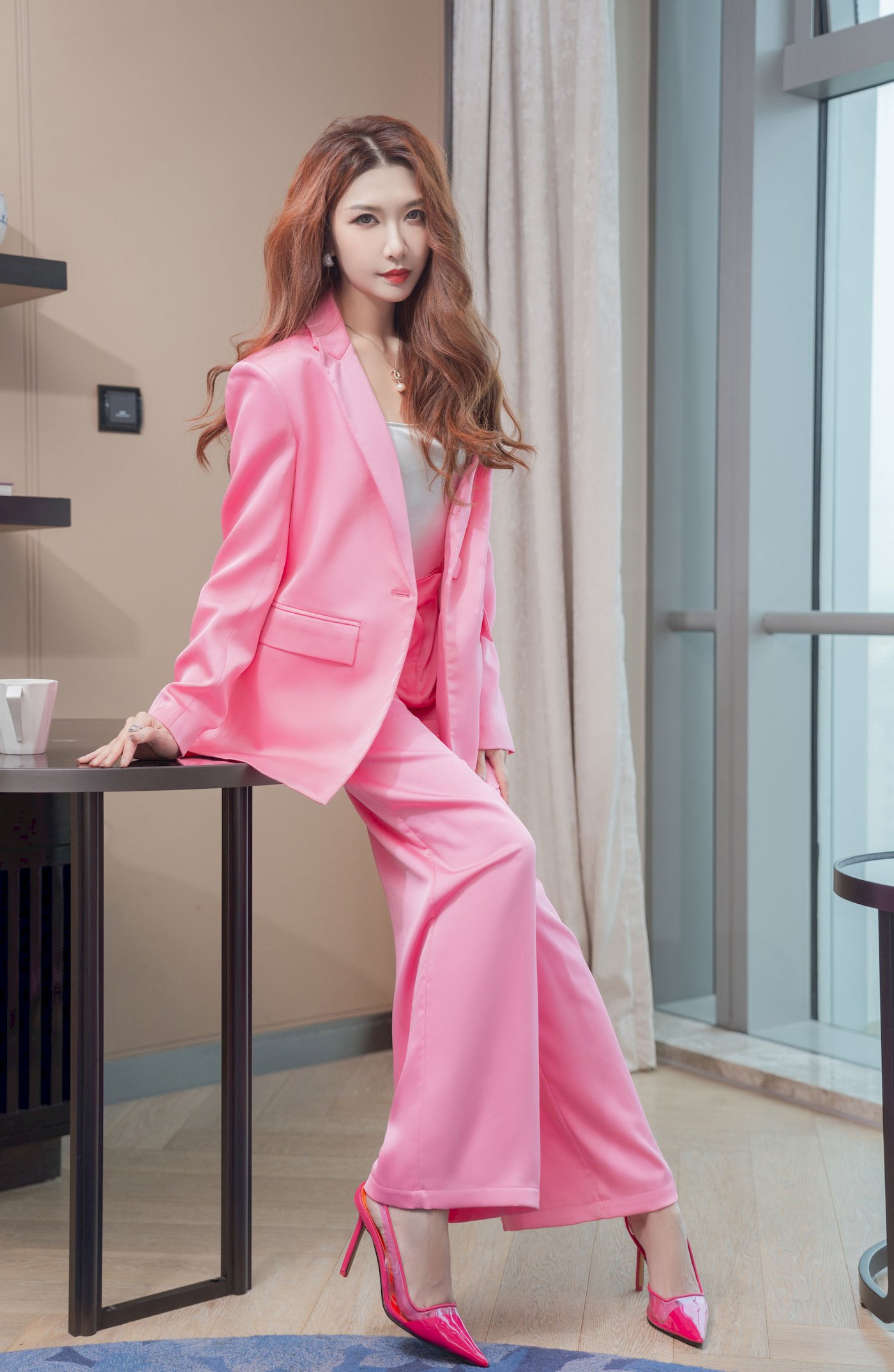 御姐源纱希喵喵喵-与女上司一起出差主题户外高挑写真 – 美女 –