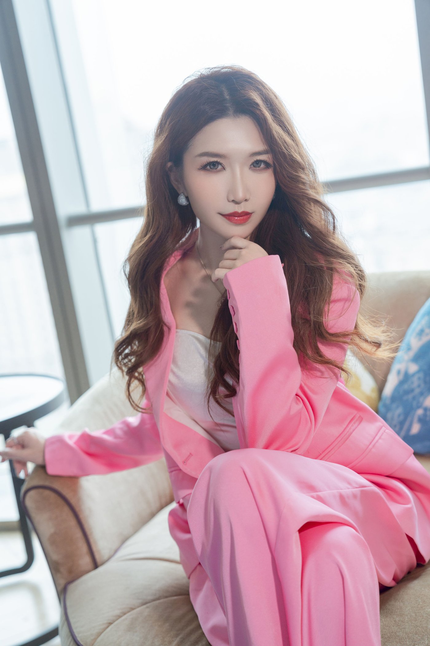 御姐源纱希喵喵喵-与女上司一起出差主题户外高挑写真 – 美女 –