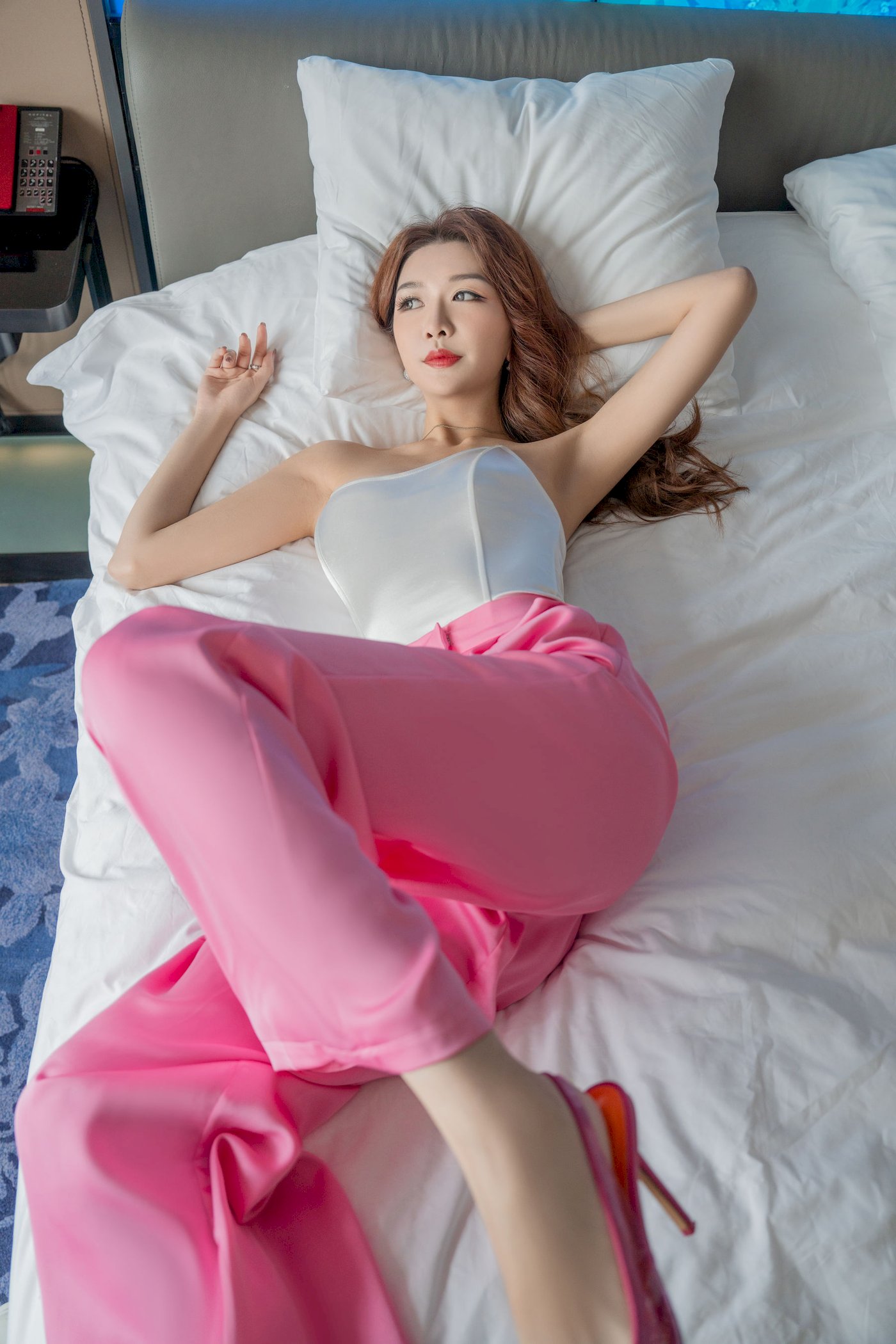 御姐源纱希喵喵喵-与女上司一起出差主题户外高挑写真 – 美女 –