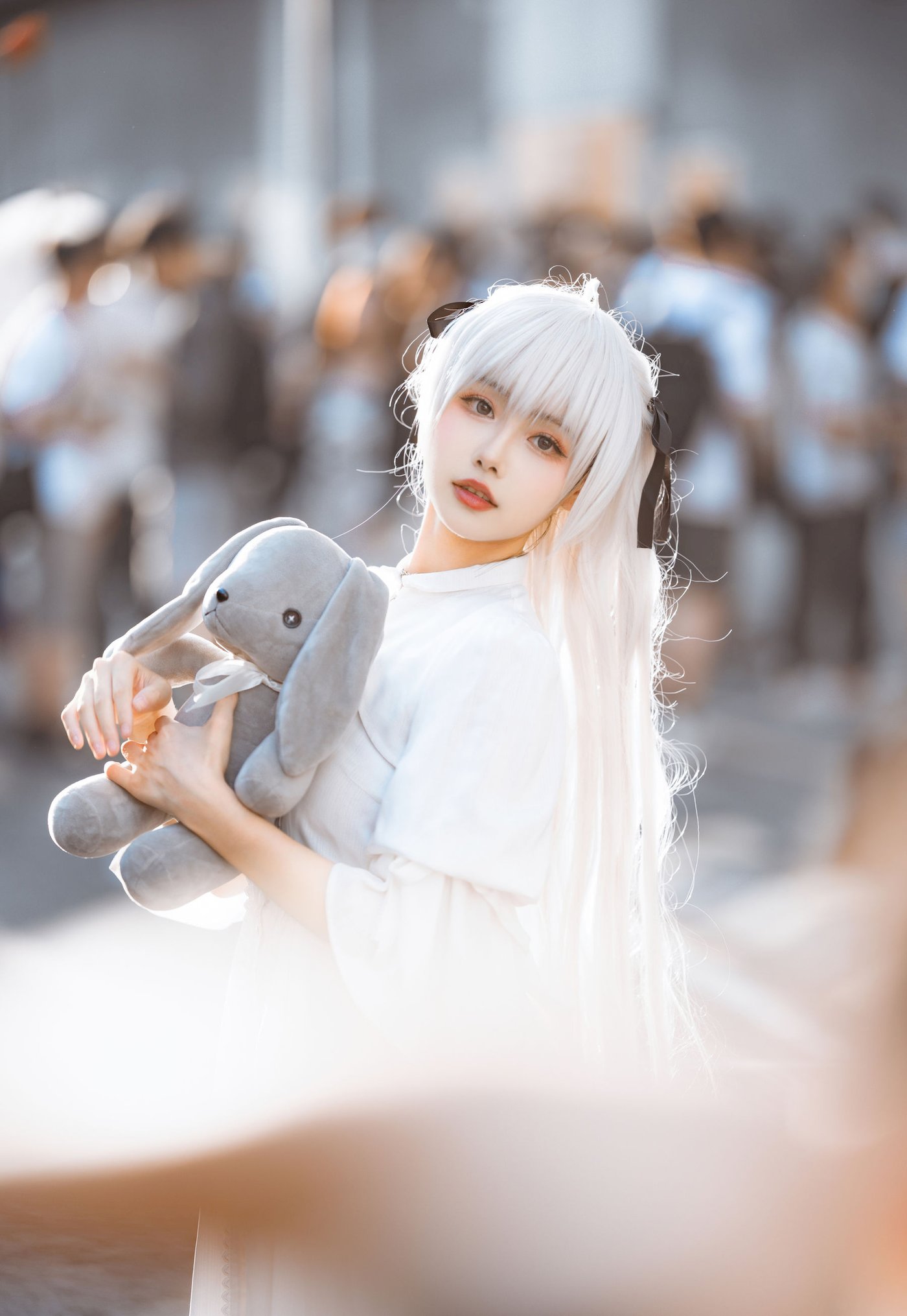 微博妹子Momoko葵葵白色服饰怀抱公仔小熊阳光街拍 – 美女 –