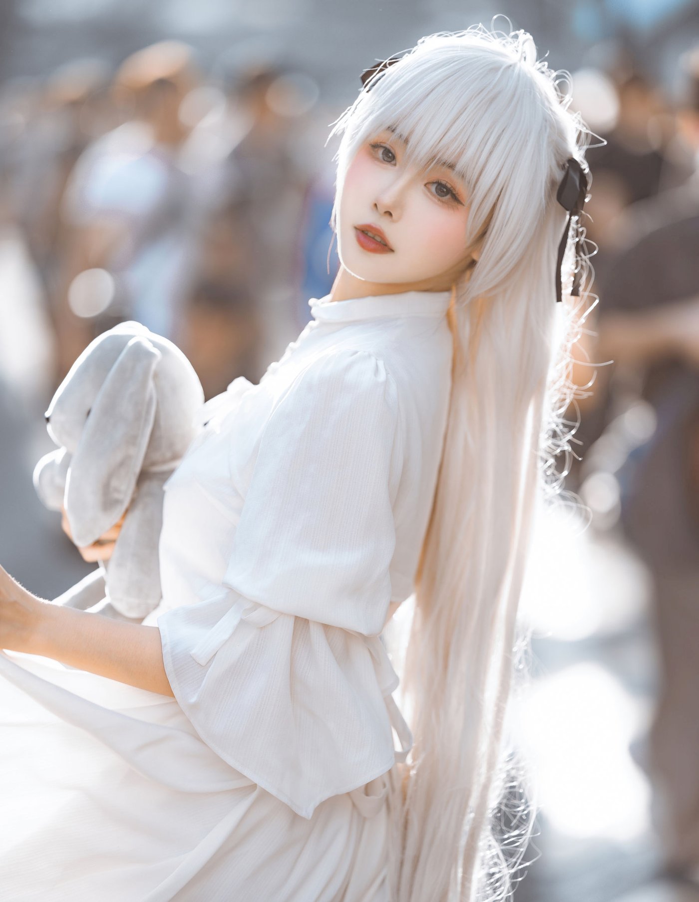 微博妹子Momoko葵葵白色服饰怀抱公仔小熊阳光街拍 – 美女 –