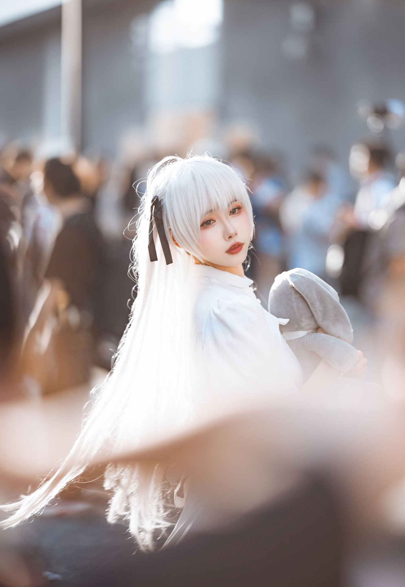 微博妹子Momoko葵葵白色服饰怀抱公仔小熊阳光街拍 – 美女 –
