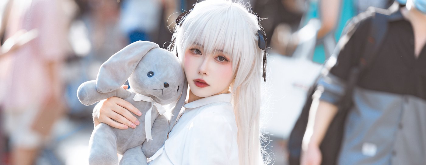微博妹子Momoko葵葵白色服饰怀抱公仔小熊阳光街拍 – 美女 –