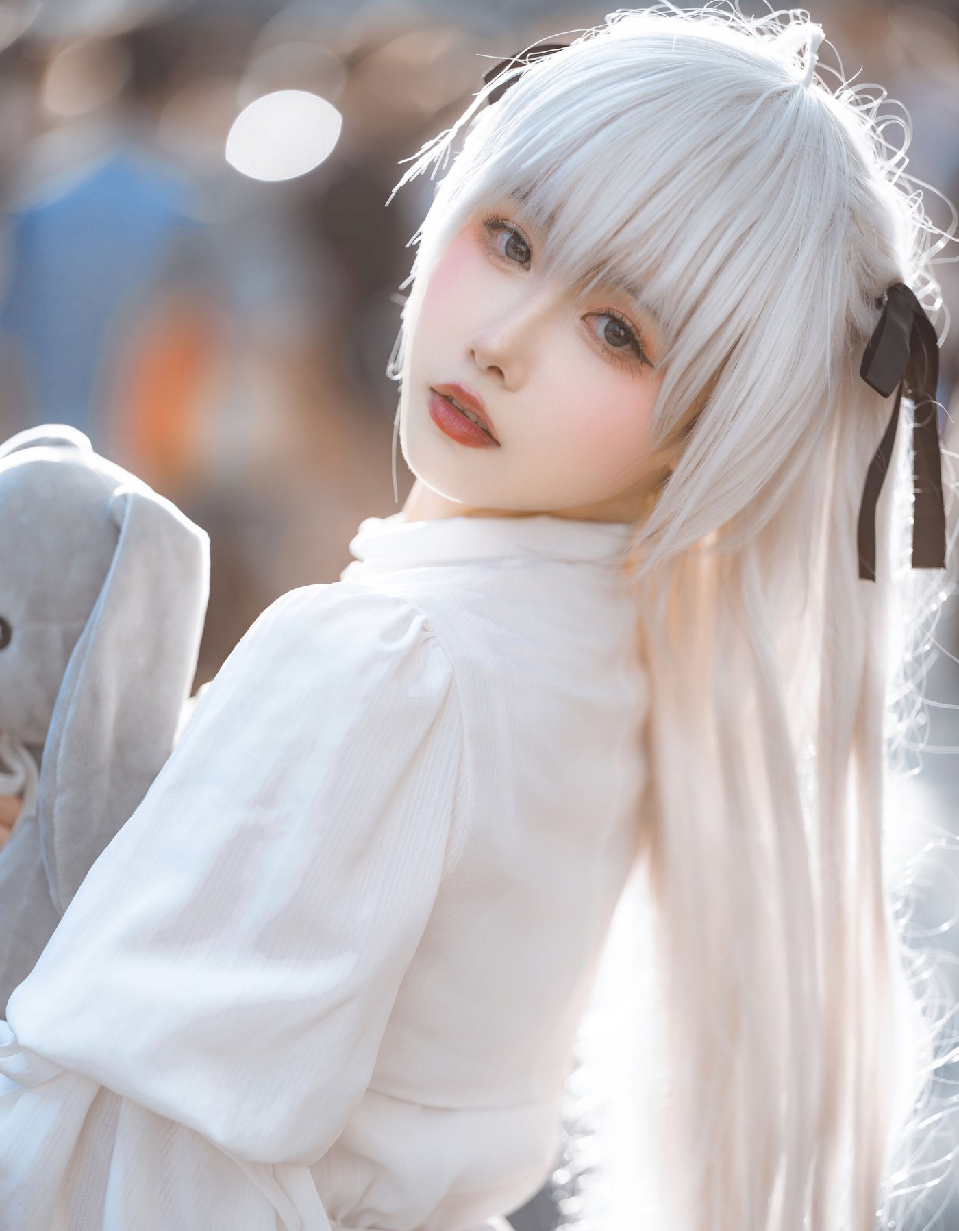 微博妹子Momoko葵葵白色服饰怀抱公仔小熊阳光街拍 – 美女 –