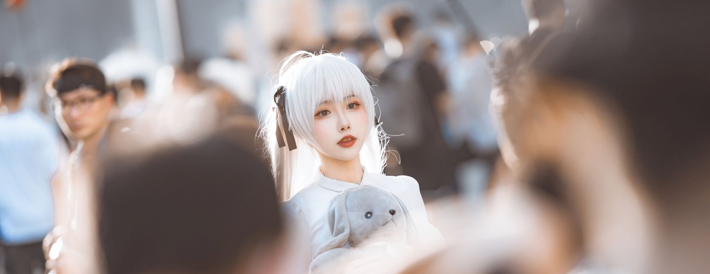 微博妹子Momoko葵葵白色服饰怀抱公仔小熊阳光街拍 – 美女 –