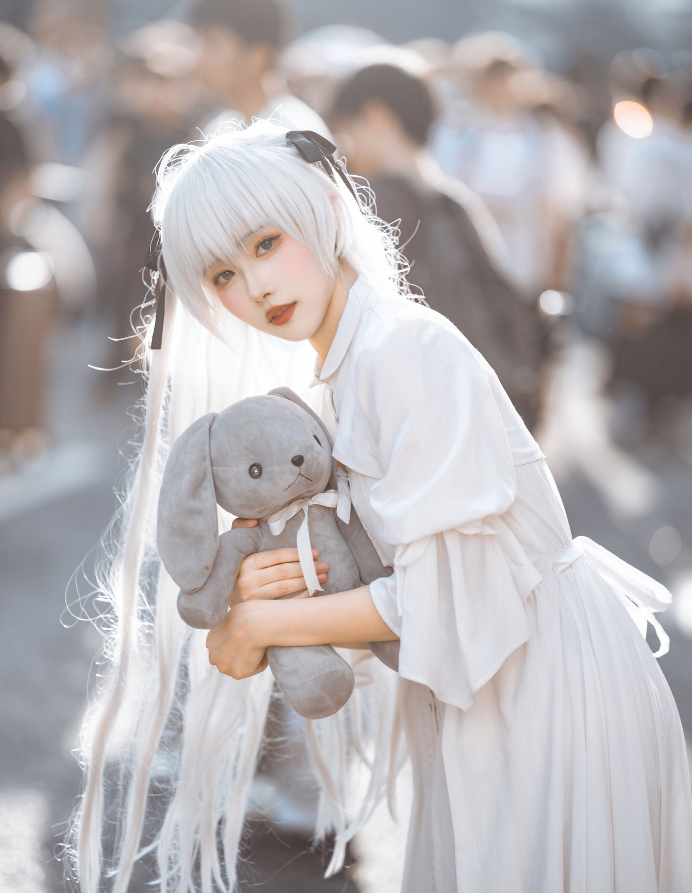 微博妹子Momoko葵葵白色服饰怀抱公仔小熊阳光街拍 – 美女 –