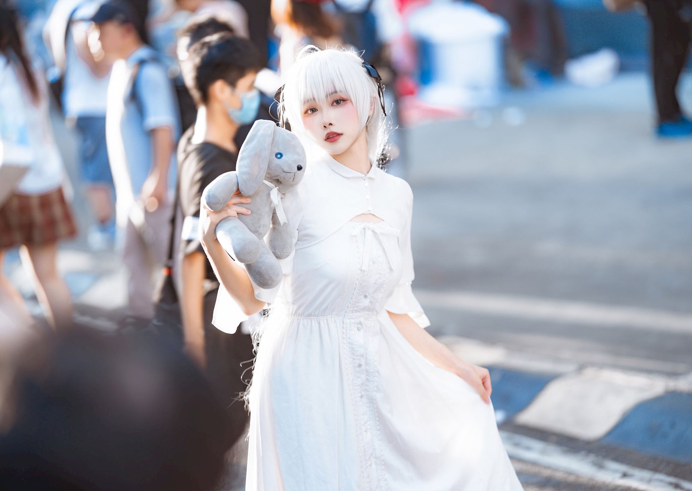 微博妹子Momoko葵葵白色服饰怀抱公仔小熊阳光街拍 – 美女 –