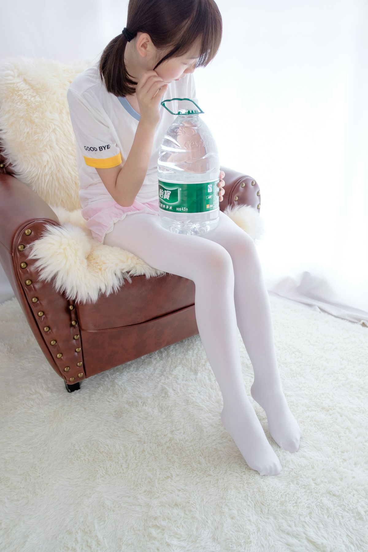 [森萝财团]R15-015白丝萝莉玩桶装水 – COSPLAY