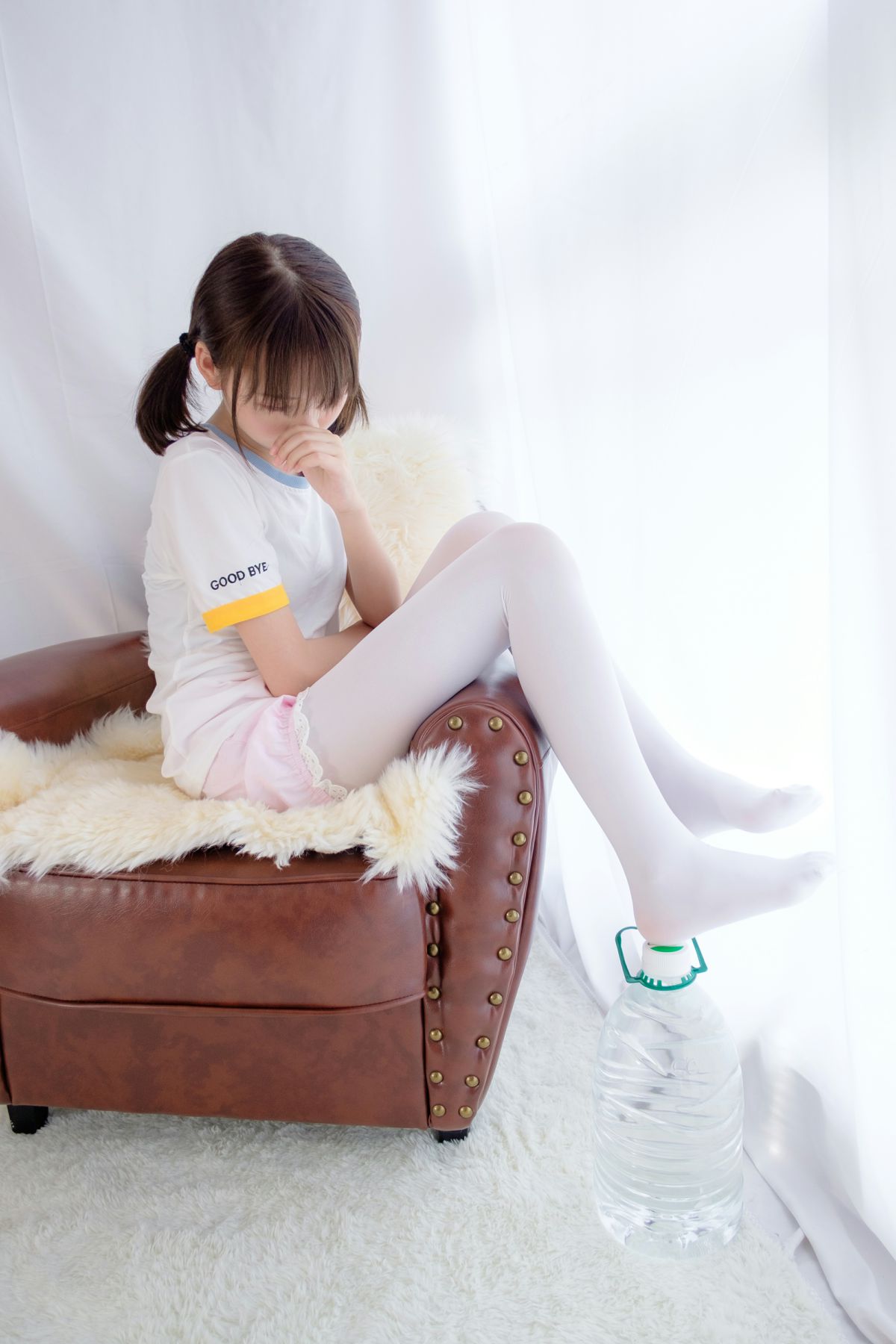 [森萝财团]R15-015白丝萝莉玩桶装水 – COSPLAY