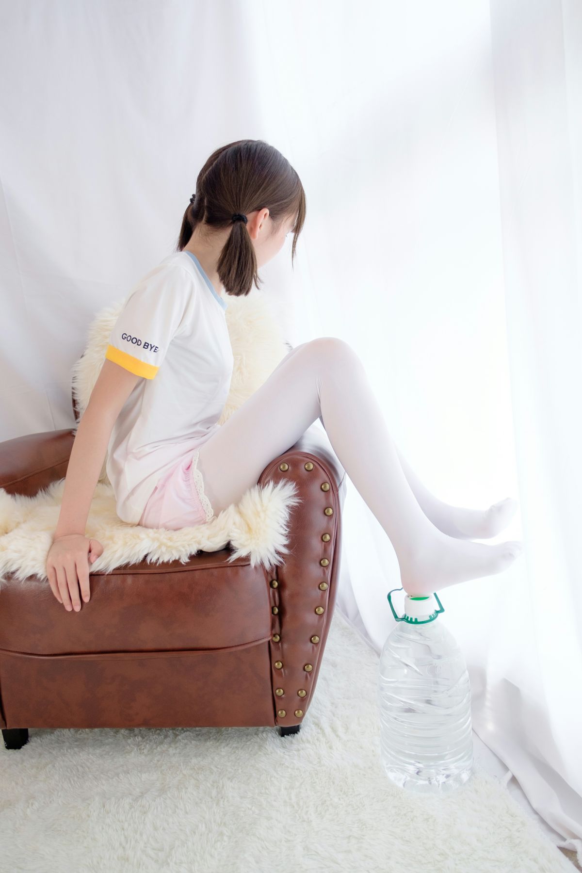 [森萝财团]R15-015白丝萝莉玩桶装水 – COSPLAY