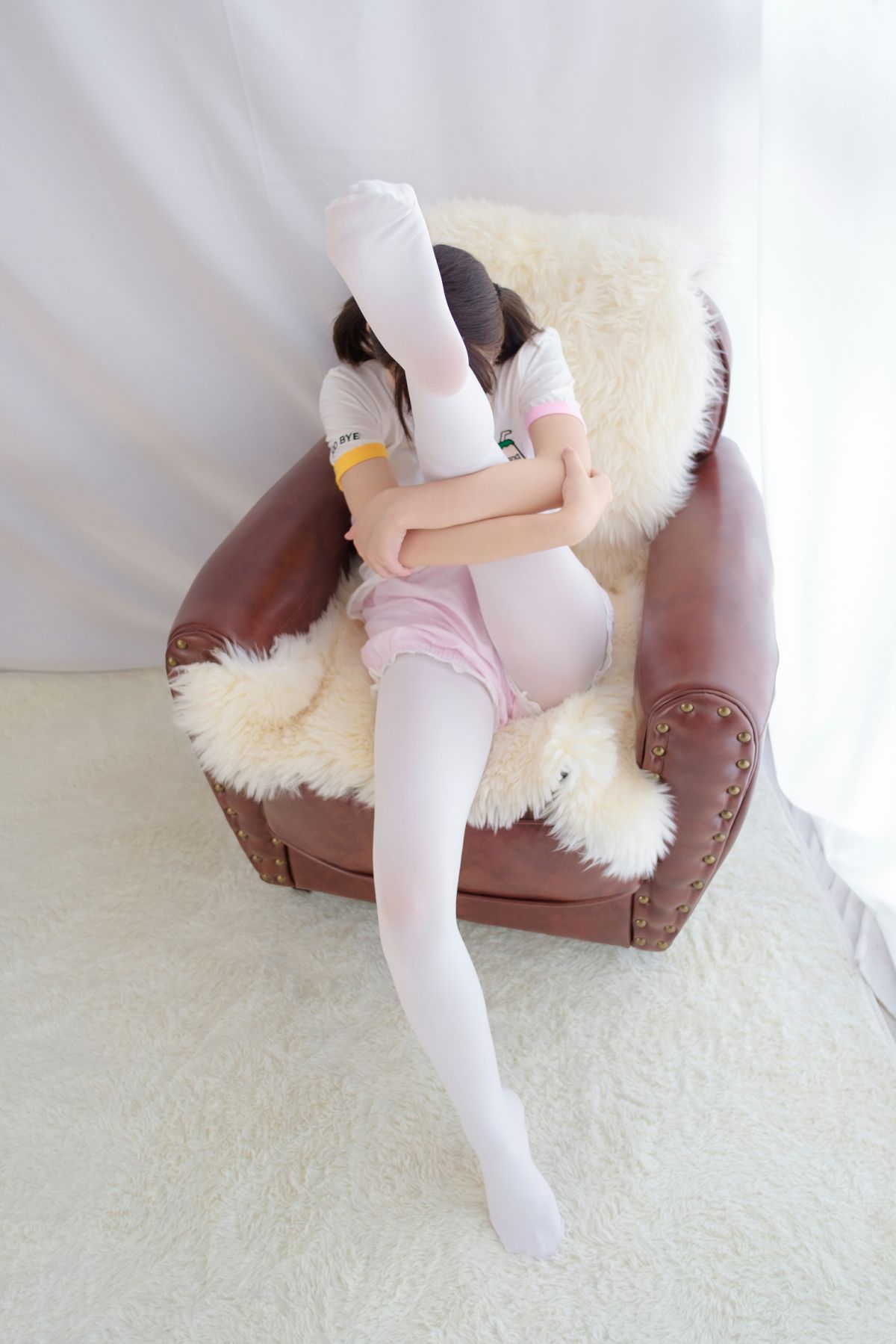 [森萝财团]R15-015白丝萝莉玩桶装水 – COSPLAY
