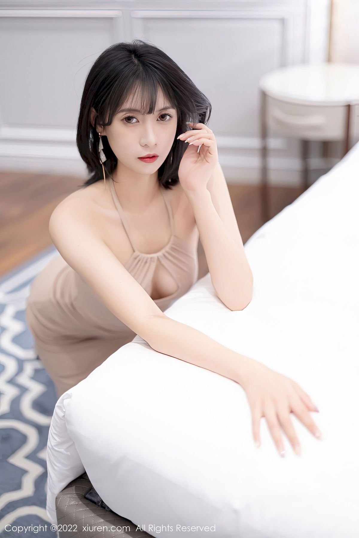 [秀人XiuRen] No.5720 新人林子遥 – 浅色连衣裙+诱人灰丝第二套写真