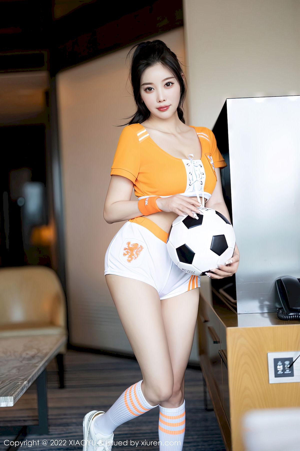 [语画界XIAOYU] Vol.907 女神杨晨晨Yome – 橙色服饰+足球宝贝主题心愿旅拍
