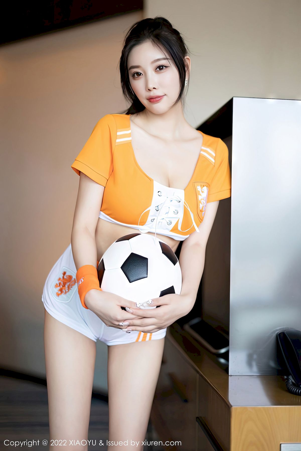 [语画界XIAOYU] Vol.907 女神杨晨晨Yome – 橙色服饰+足球宝贝主题心愿旅拍