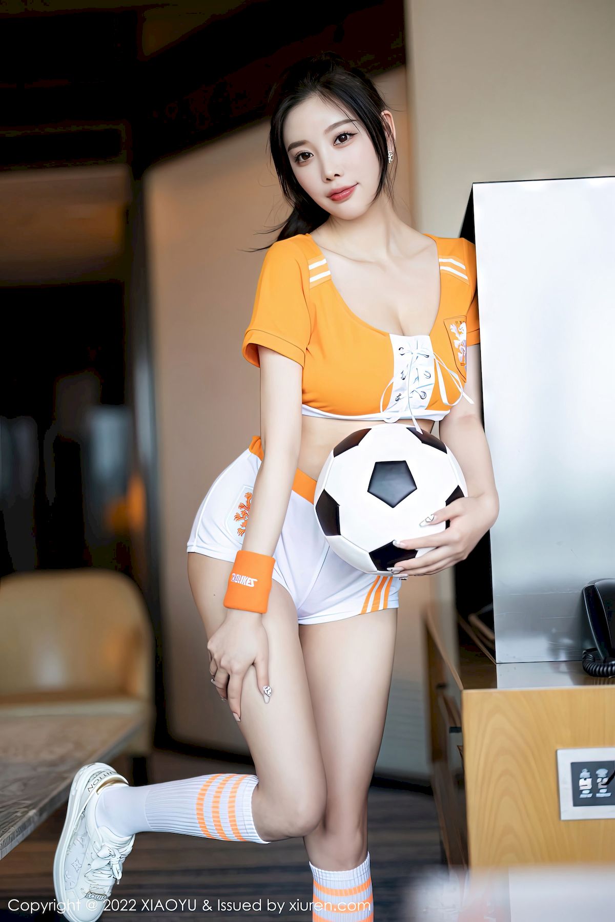 [语画界XIAOYU] Vol.907 女神杨晨晨Yome – 橙色服饰+足球宝贝主题心愿旅拍