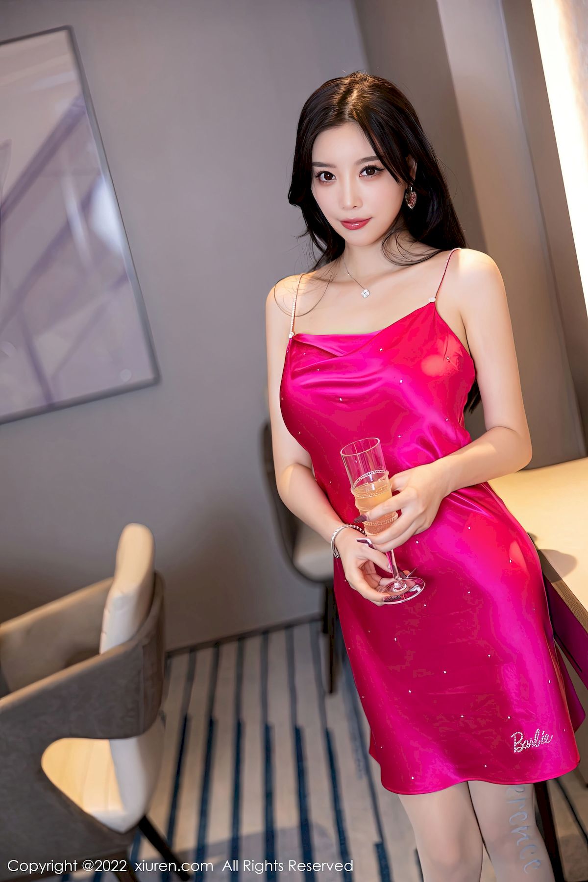 [秀人XiuRen] No.5959 女神杨晨晨Yome – 玫红色吊裙+原色丝袜私房写真