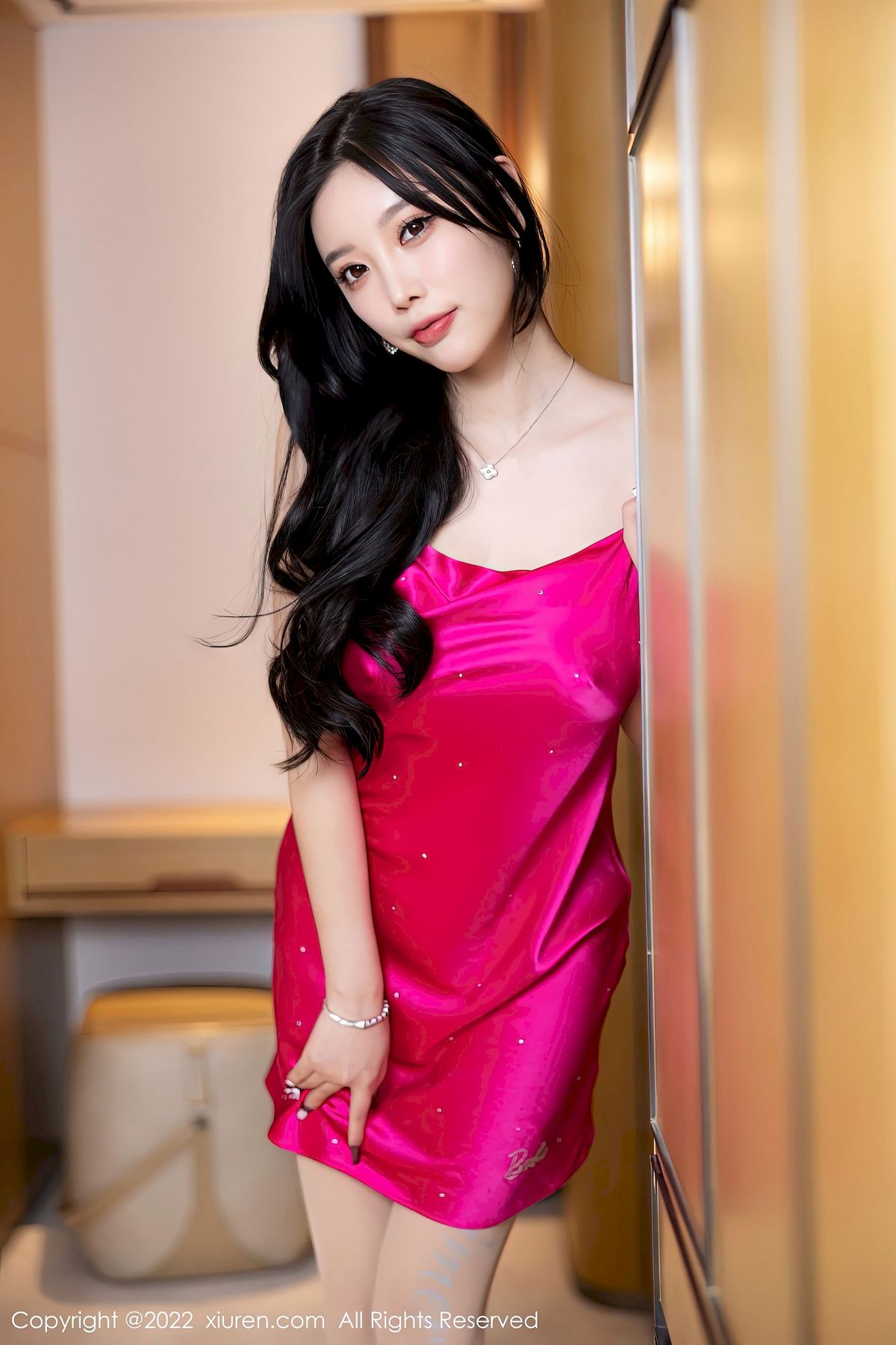 [秀人XiuRen] No.5959 女神杨晨晨Yome – 玫红色吊裙+原色丝袜私房写真