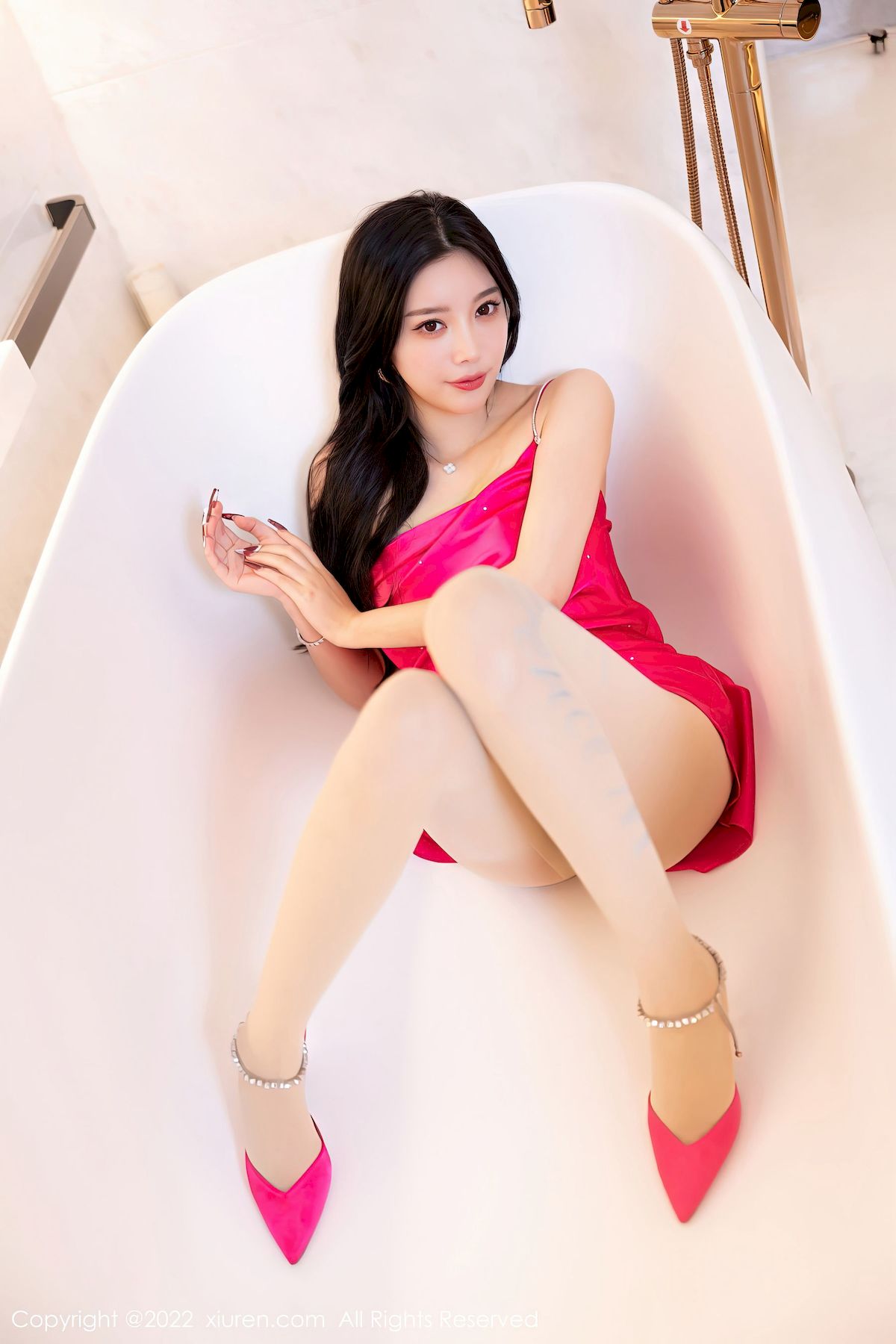 [秀人XiuRen] No.5959 女神杨晨晨Yome – 玫红色吊裙+原色丝袜私房写真
