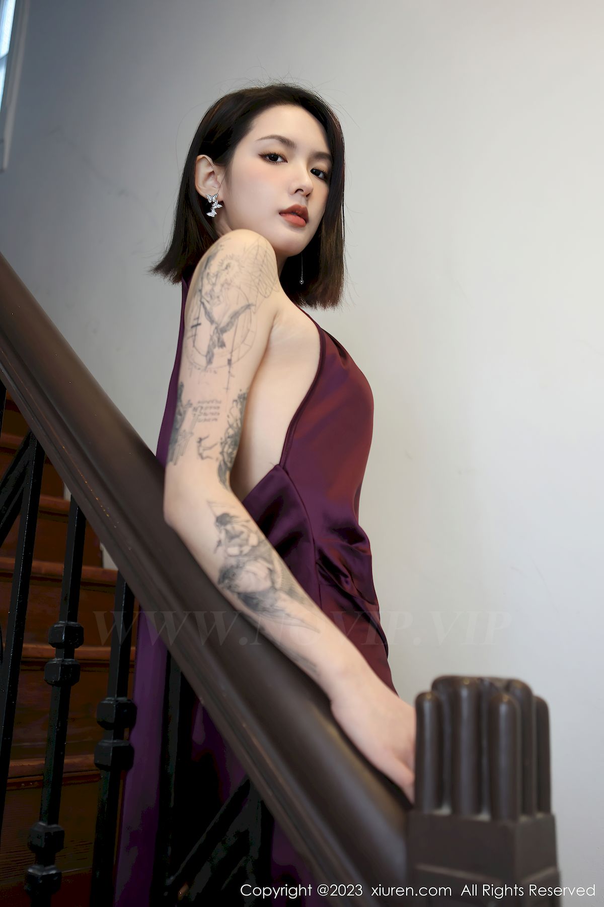 秀人网新人嫩模乔一一紫色连衣短裙黑丝美腿性感写真 – 美女 –