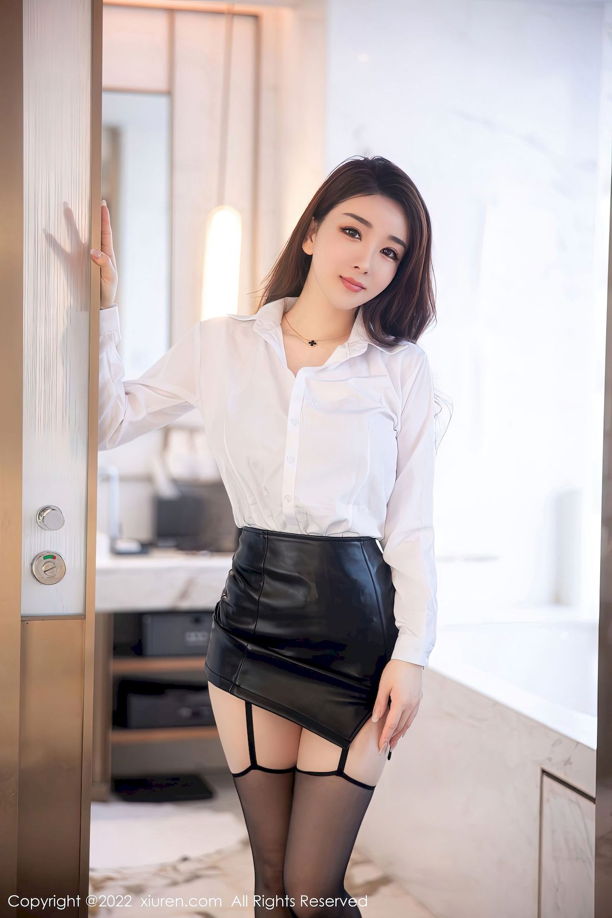 秀人网新人嫩模雨儿1494白色衬衫黑丝美腿系列首套写真 – 美女 –