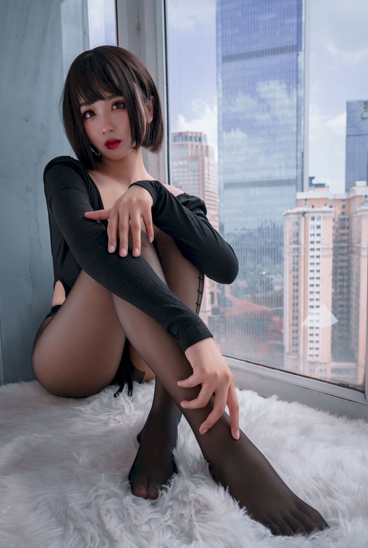 短发美女轩萧学姐窗台黑丝美腿量个腰围系列性感写真 – 美女 –