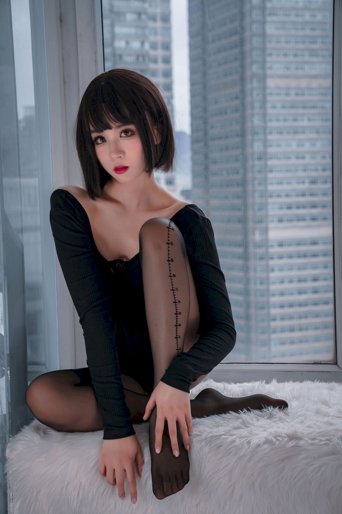 短发美女轩萧学姐窗台黑丝美腿量个腰围系列性感写真 – 美女 –