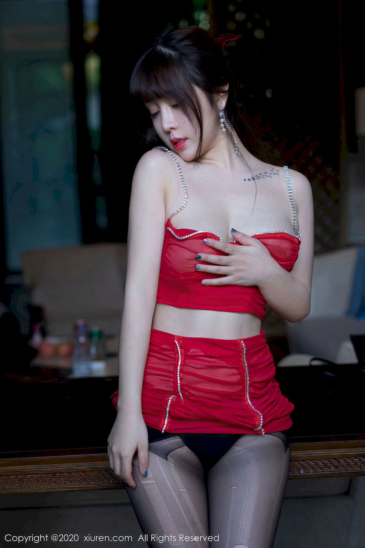 [秀人XIUREN] No.2757 女神王雨纯 – 猩红内衣+魅惑黑丝西双版纳旅拍