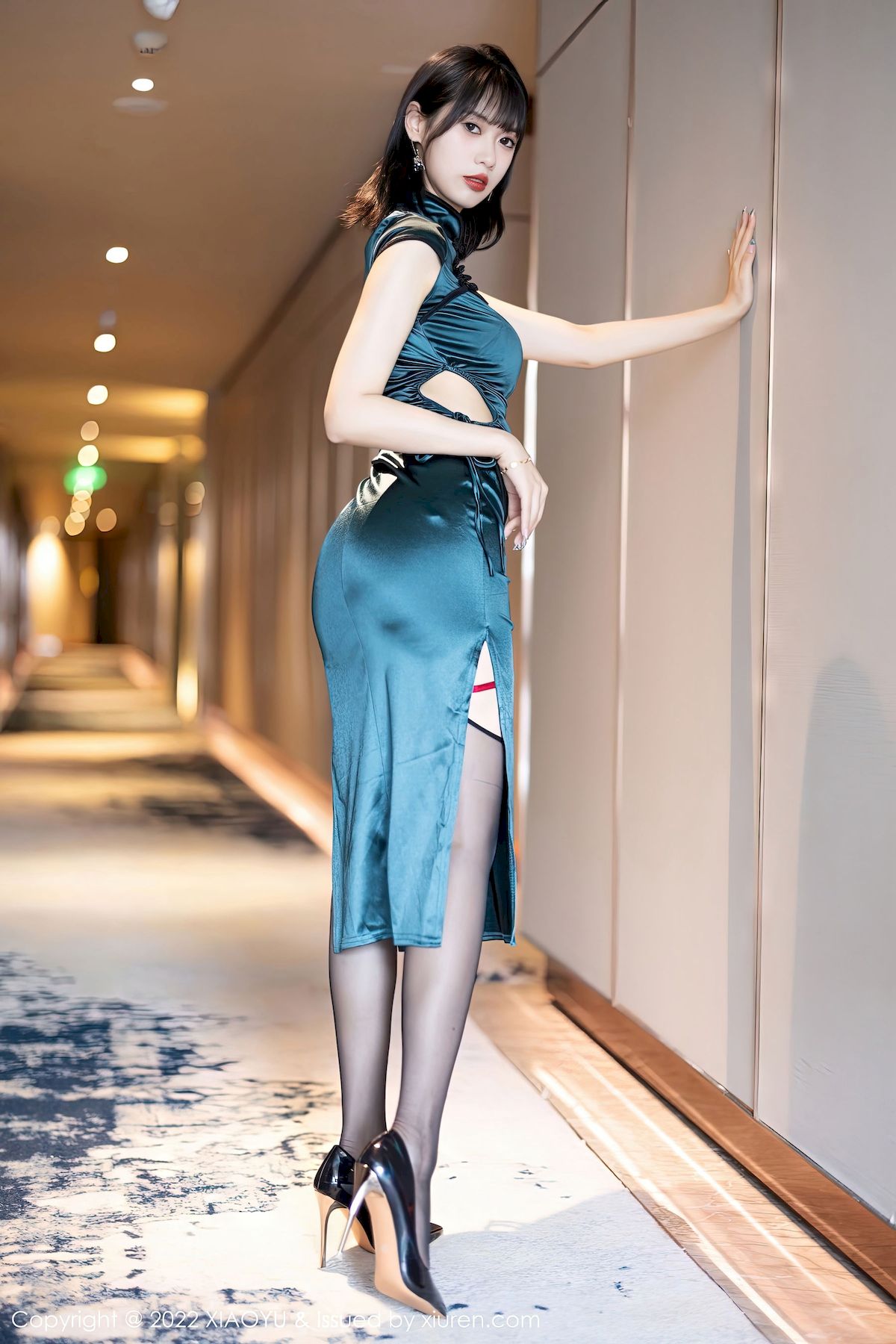 [语画界XIAOYU] Vol.920 模特林子遥 – 深色旗袍+曼妙身姿性感写真