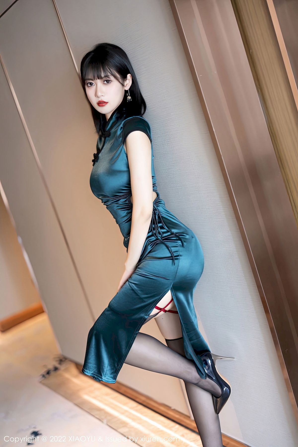 [语画界XIAOYU] Vol.920 模特林子遥 – 深色旗袍+曼妙身姿性感写真