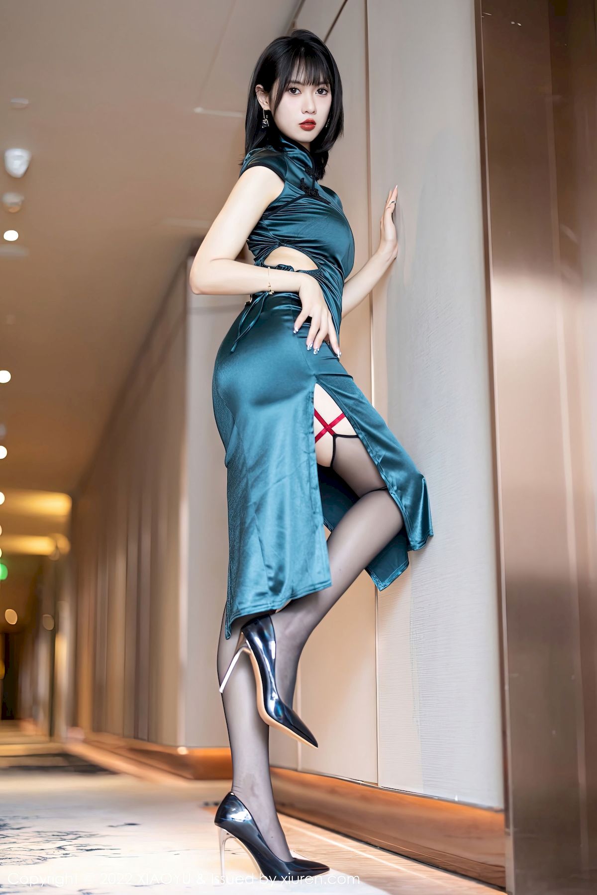 [语画界XIAOYU] Vol.920 模特林子遥 – 深色旗袍+曼妙身姿性感写真