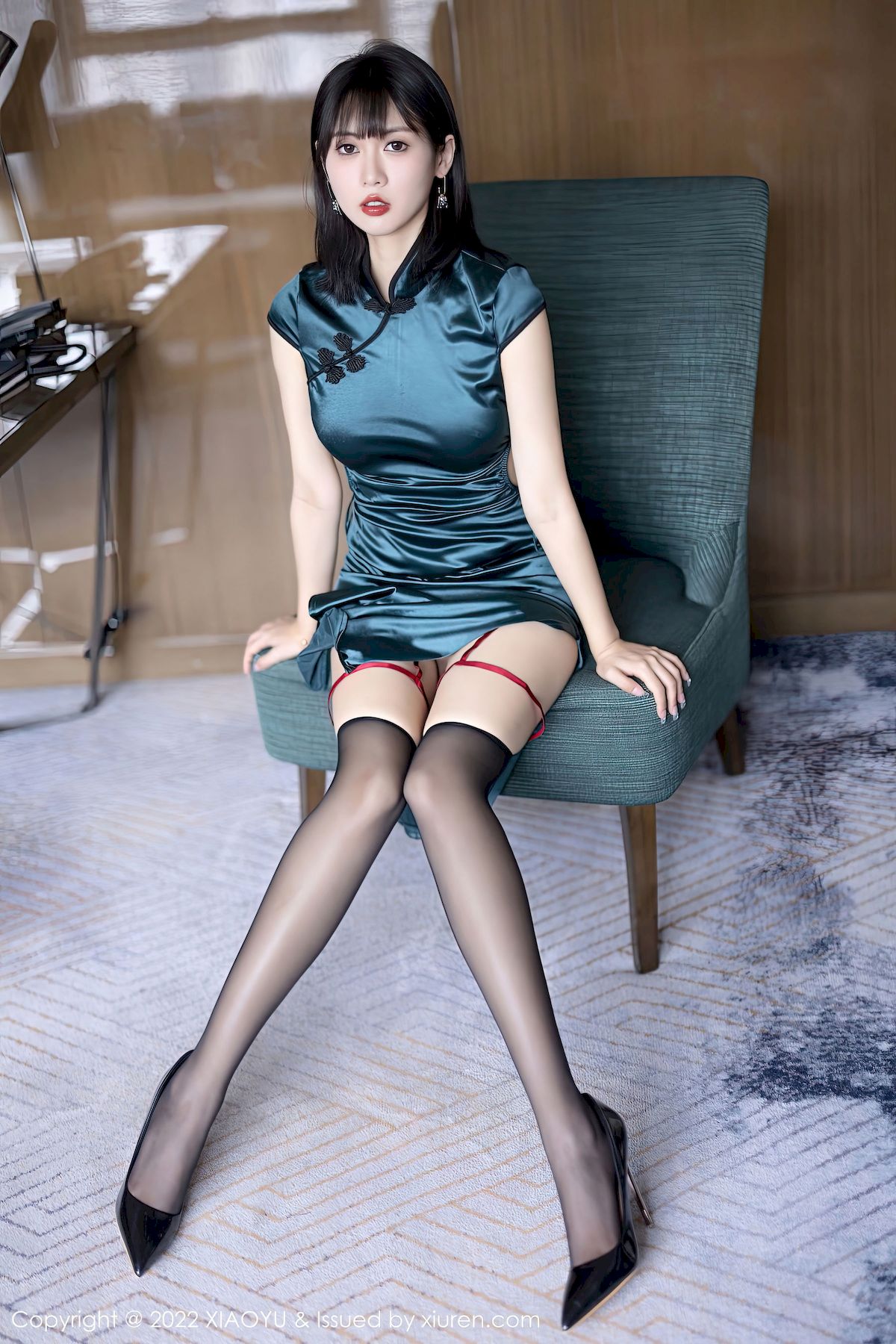[语画界XIAOYU] Vol.920 模特林子遥 – 深色旗袍+曼妙身姿性感写真