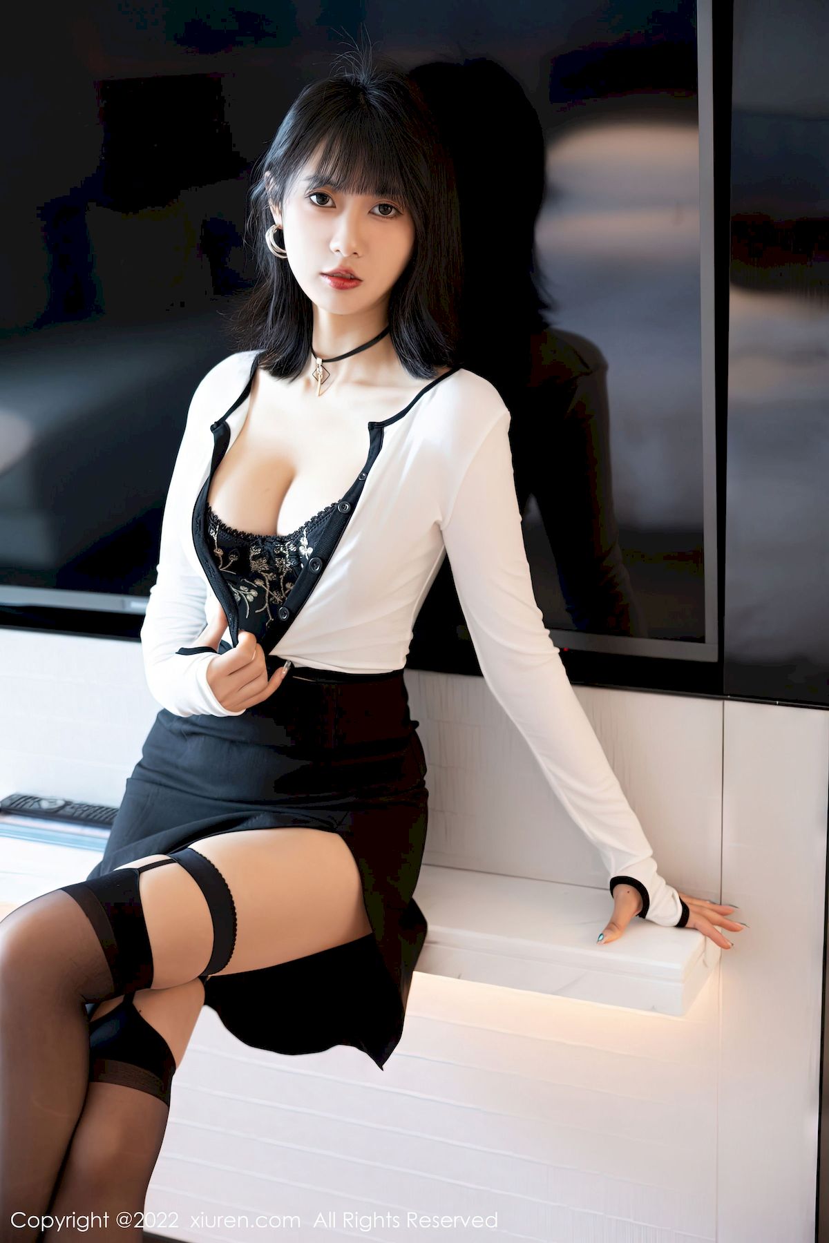 [秀人XiuRen] No.5991 模特林子遥 – 白色轻透上衣+黑色短裙性感写真