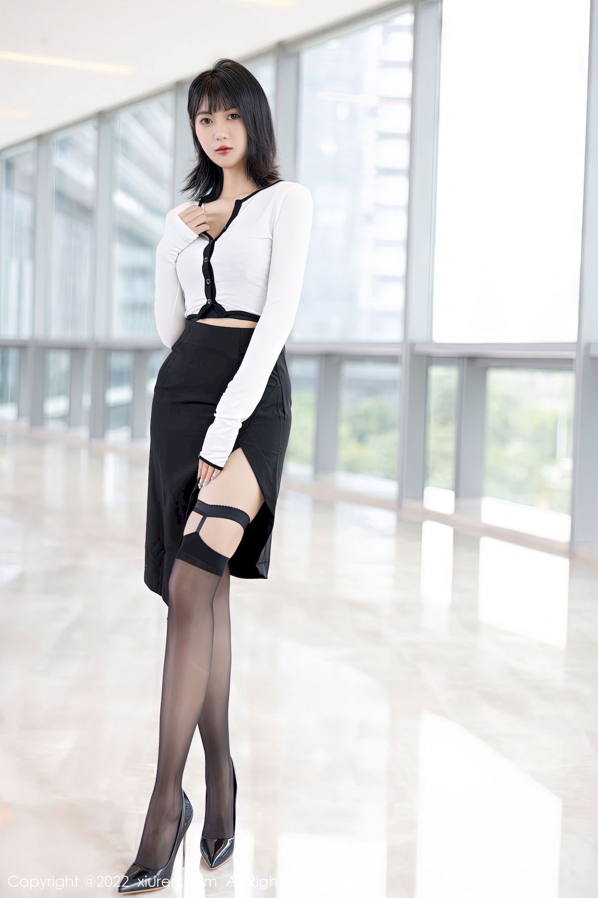 [秀人XiuRen] No.5991 模特林子遥 – 白色轻透上衣+黑色短裙性感写真