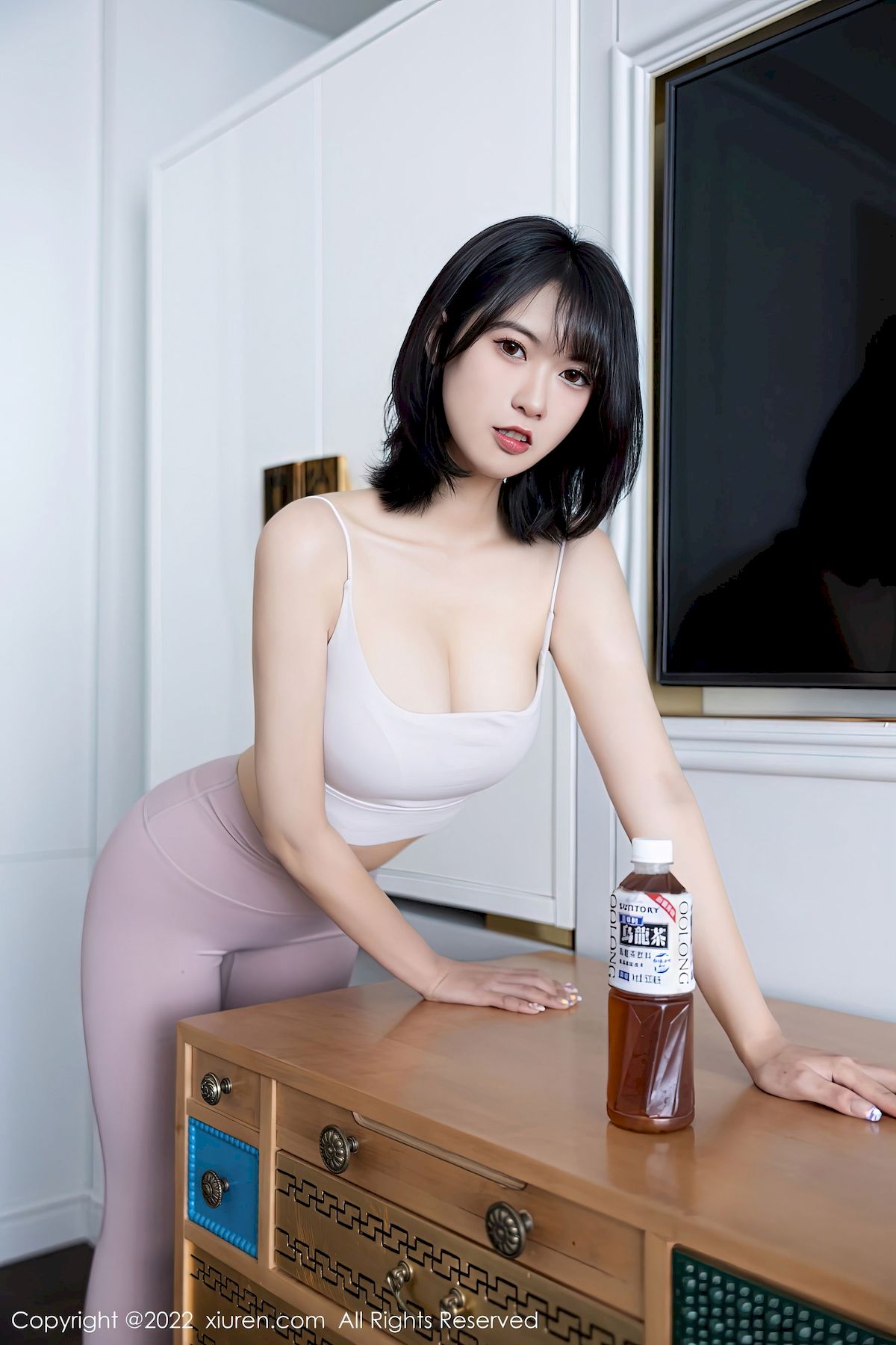 [秀人XiuRen] No.5885 模特林子遥 – 浅色瑜伽服+曼妙身姿性感写真