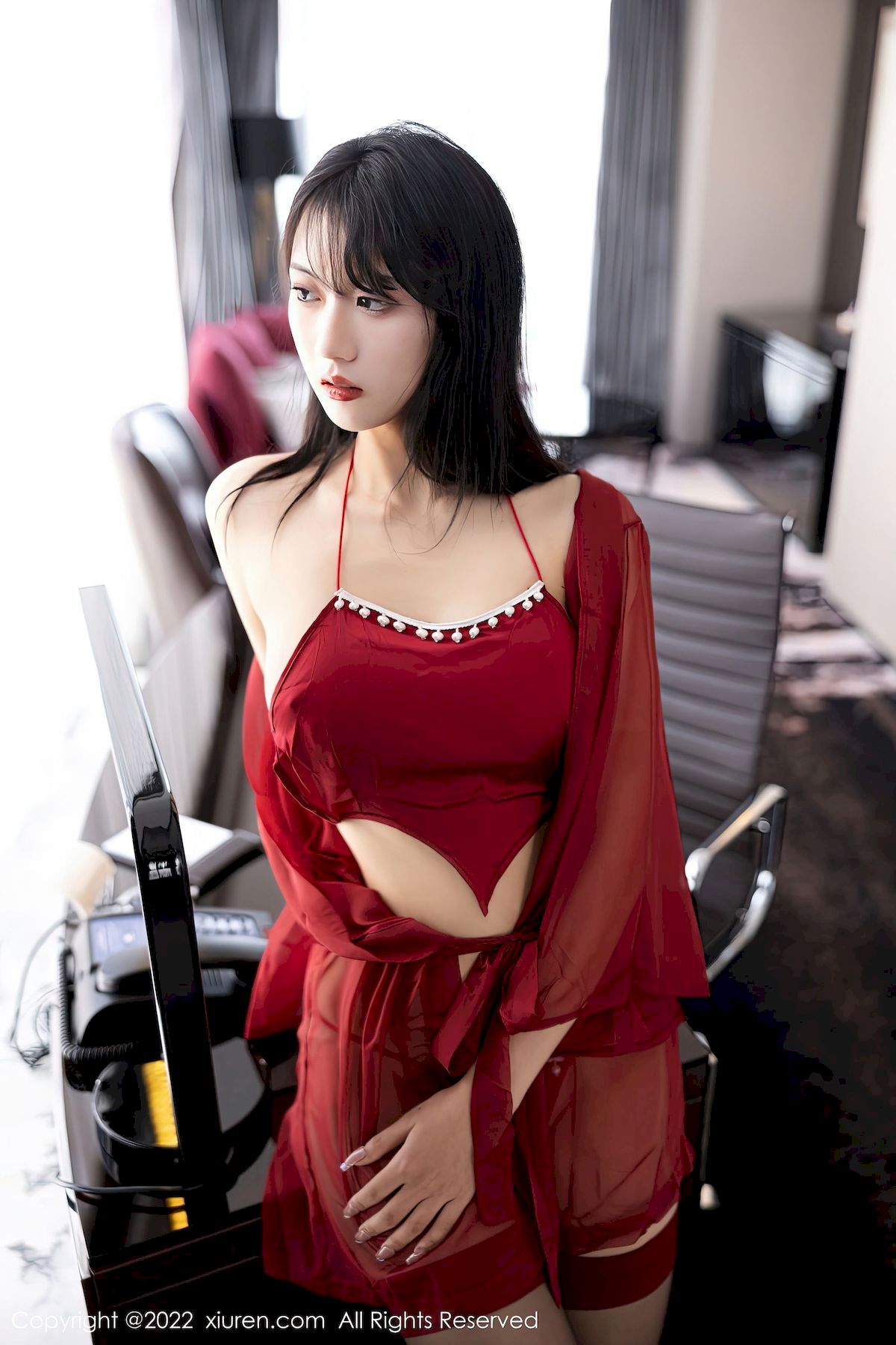 [秀人XiuRen] No.5850 模特林子遥 – 红黑两套服饰+曼妙身姿性感写真