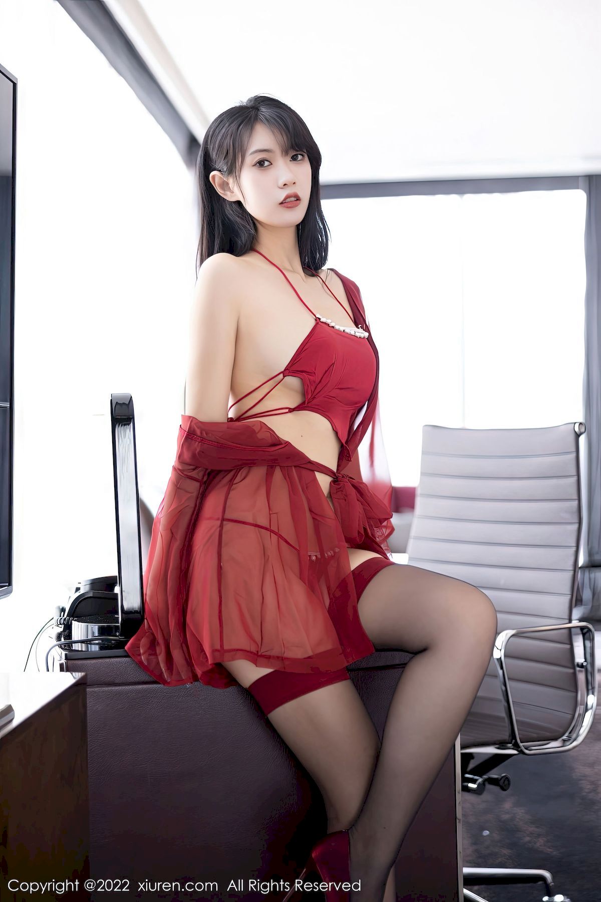 [秀人XiuRen] No.5850 模特林子遥 – 红黑两套服饰+曼妙身姿性感写真