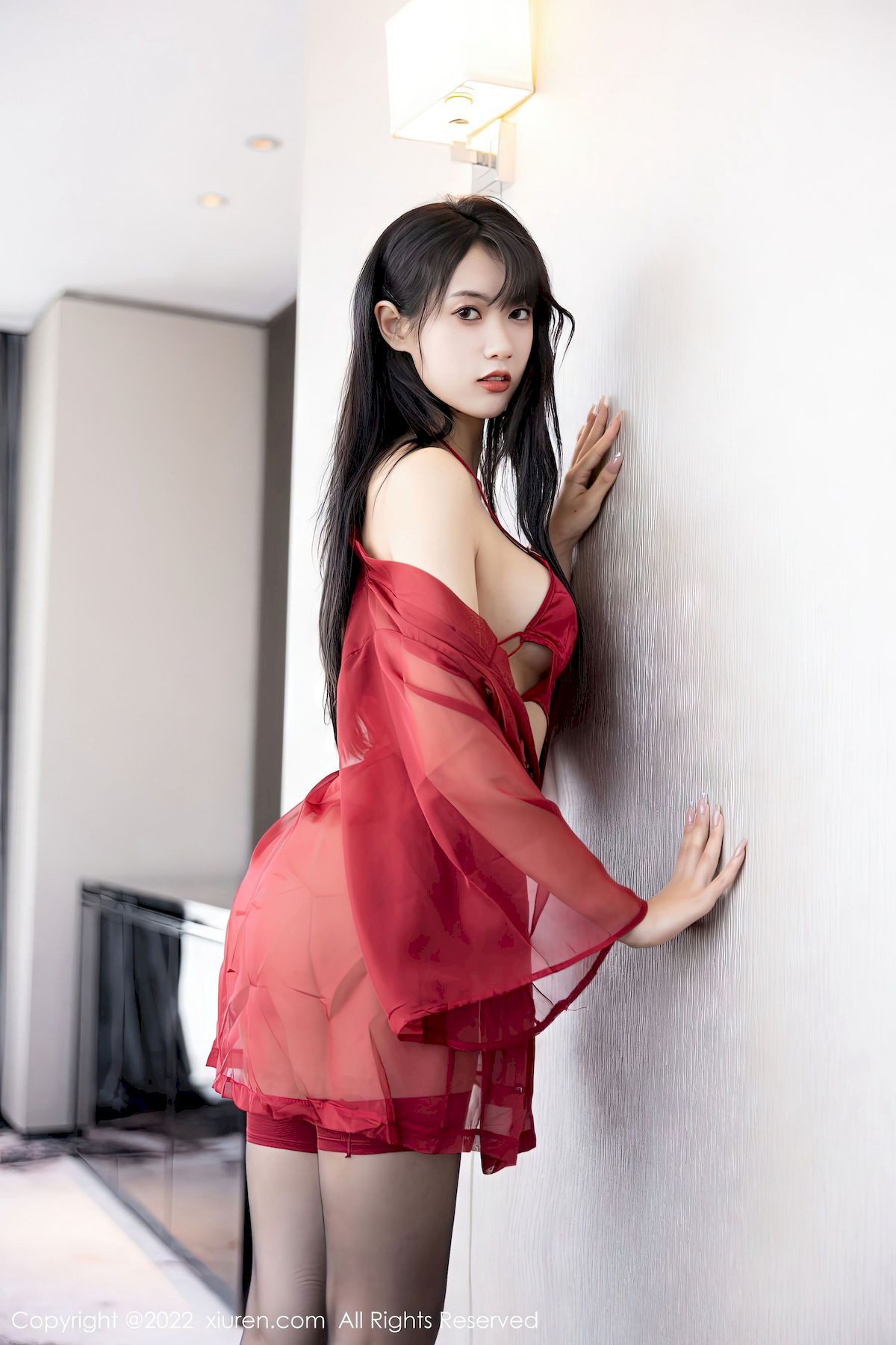 [秀人XiuRen] No.5850 模特林子遥 – 红黑两套服饰+曼妙身姿性感写真