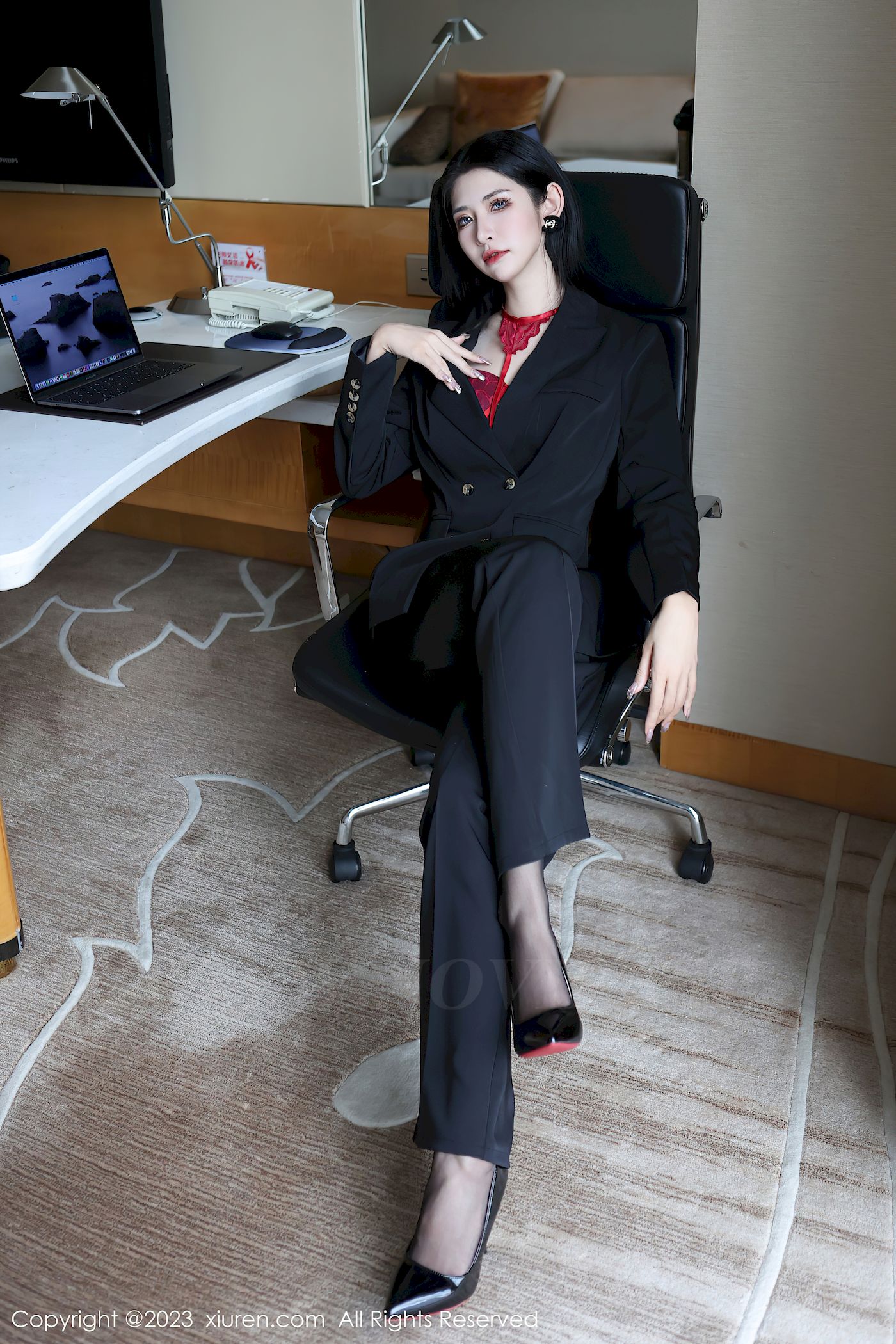 秀人网新人模特依娜Yina深色西服搭配简约长裤首套写真 – 美女 –