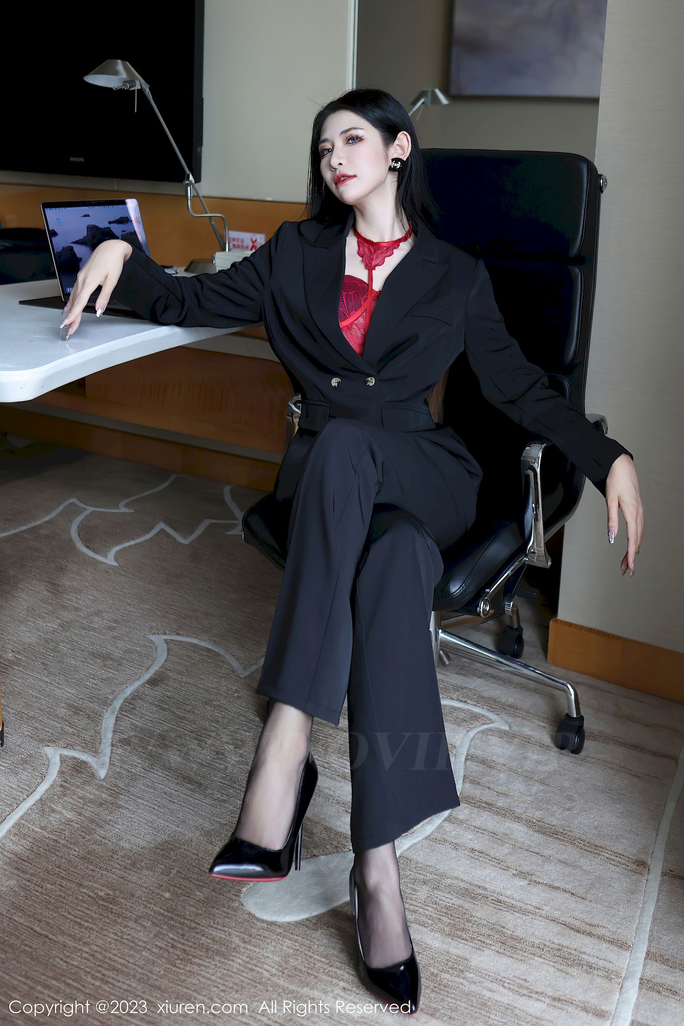 秀人网新人模特依娜Yina深色西服搭配简约长裤首套写真 – 美女 –