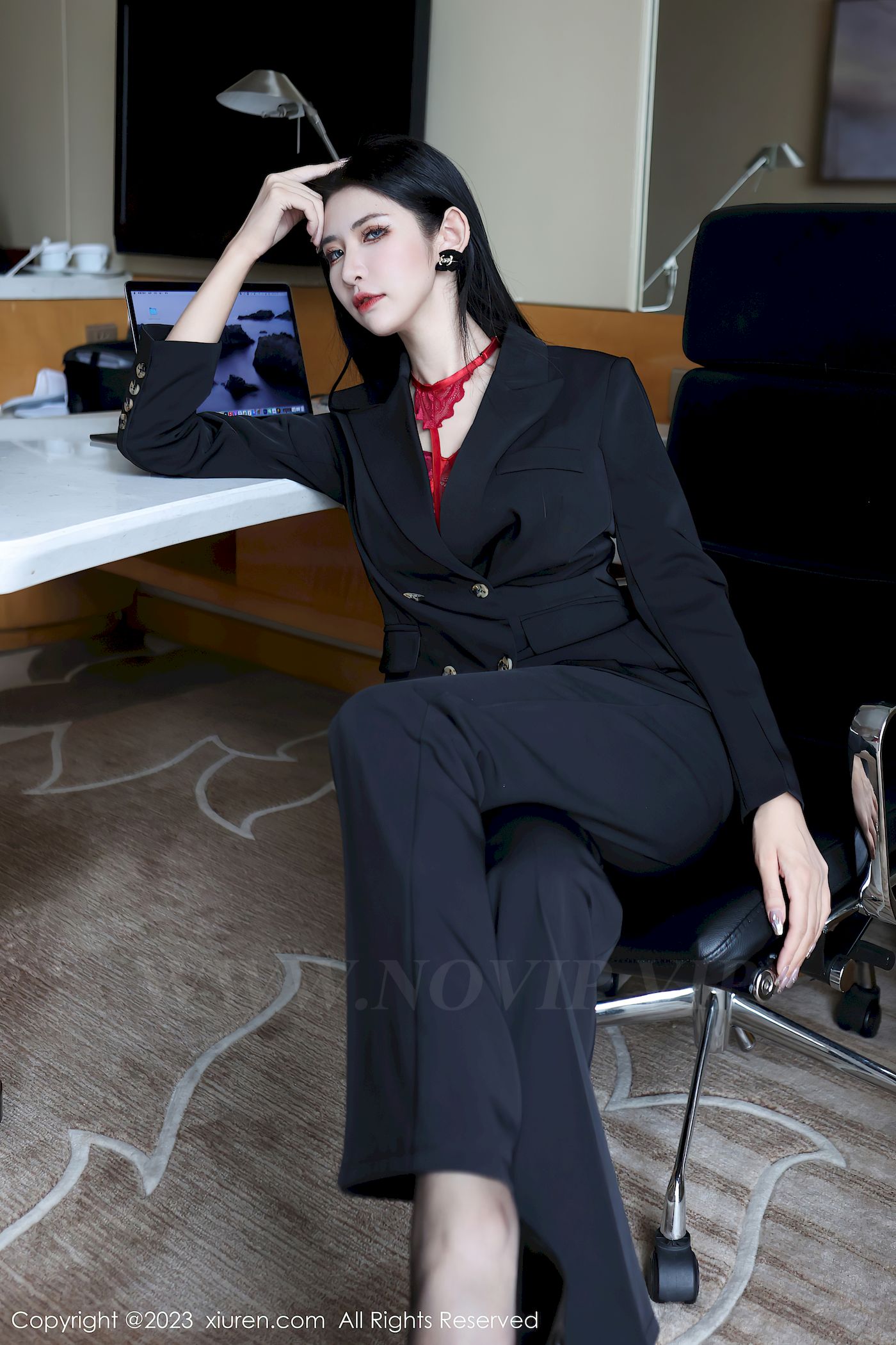 秀人网新人模特依娜Yina深色西服搭配简约长裤首套写真 – 美女 –