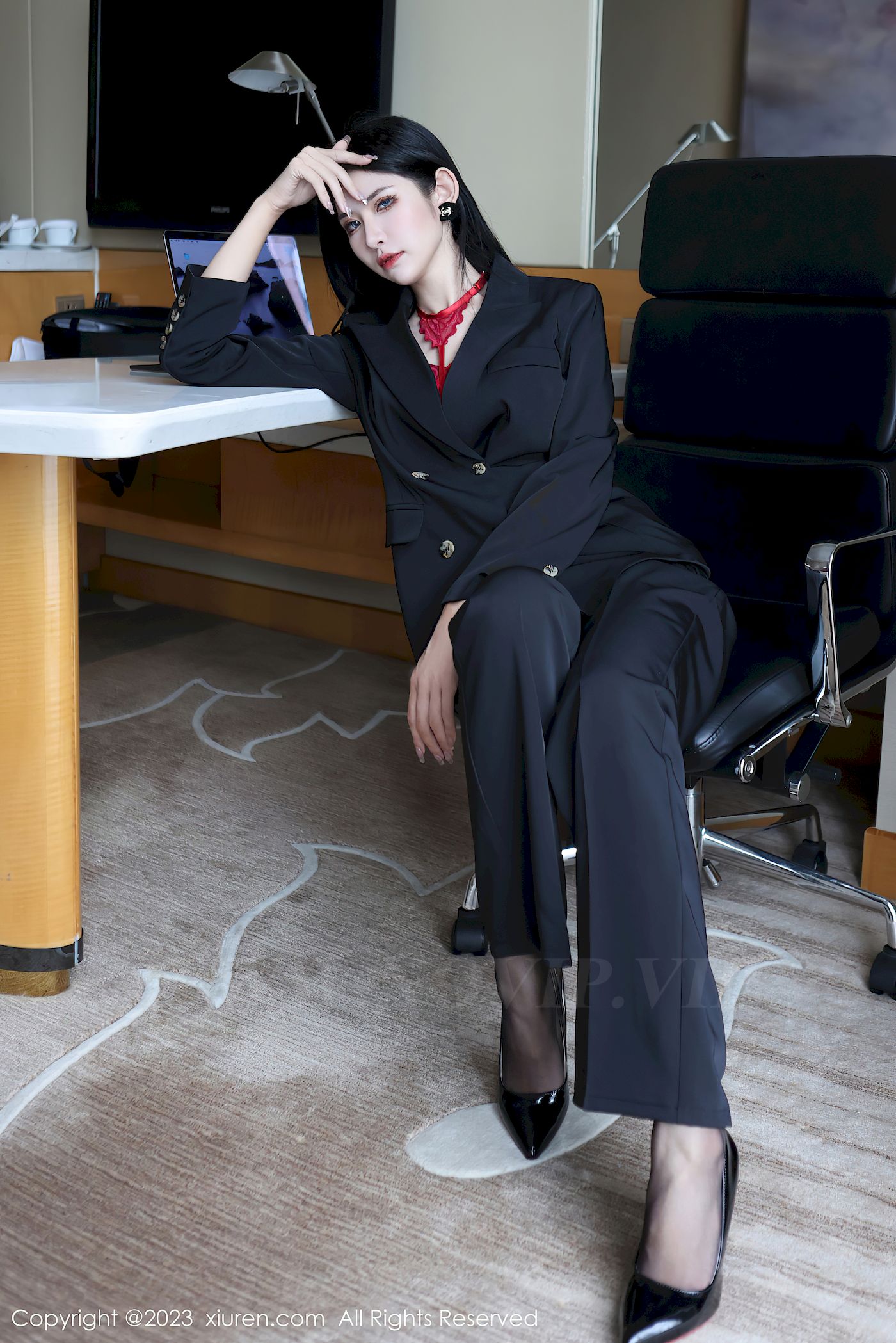 秀人网新人模特依娜Yina深色西服搭配简约长裤首套写真 – 美女 –