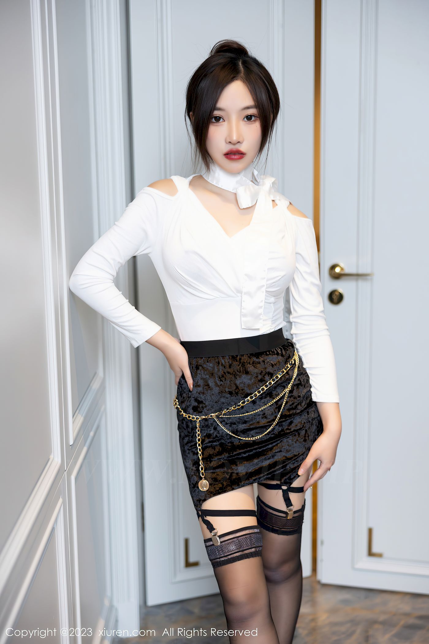 秀人网新人模特可可Cheese白色上衣搭配黑色短裙首套写真 – 美女 –