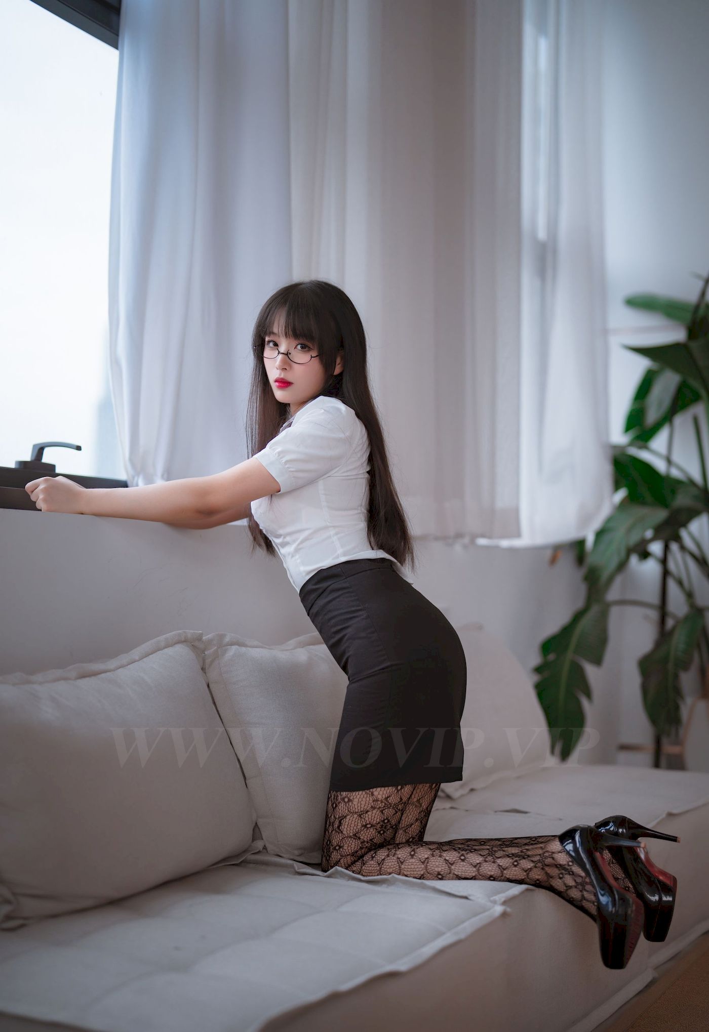 长发美女轩萧学姐白色上衣搭配黑丝网袜职场OL写真 – 美女 –